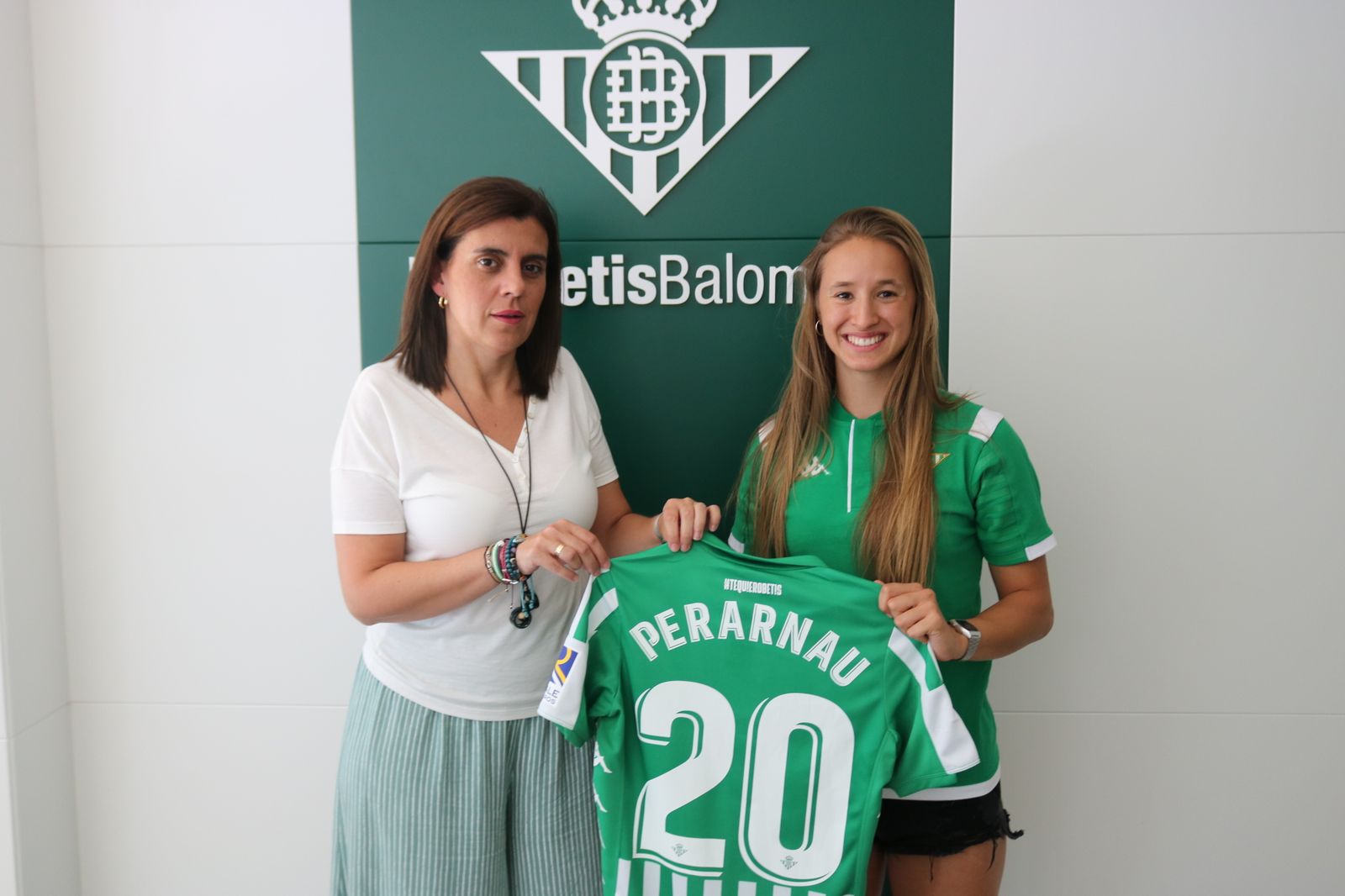 Marta Perarnau junto con Maria Víctoria López, responsable de la sección femenina.