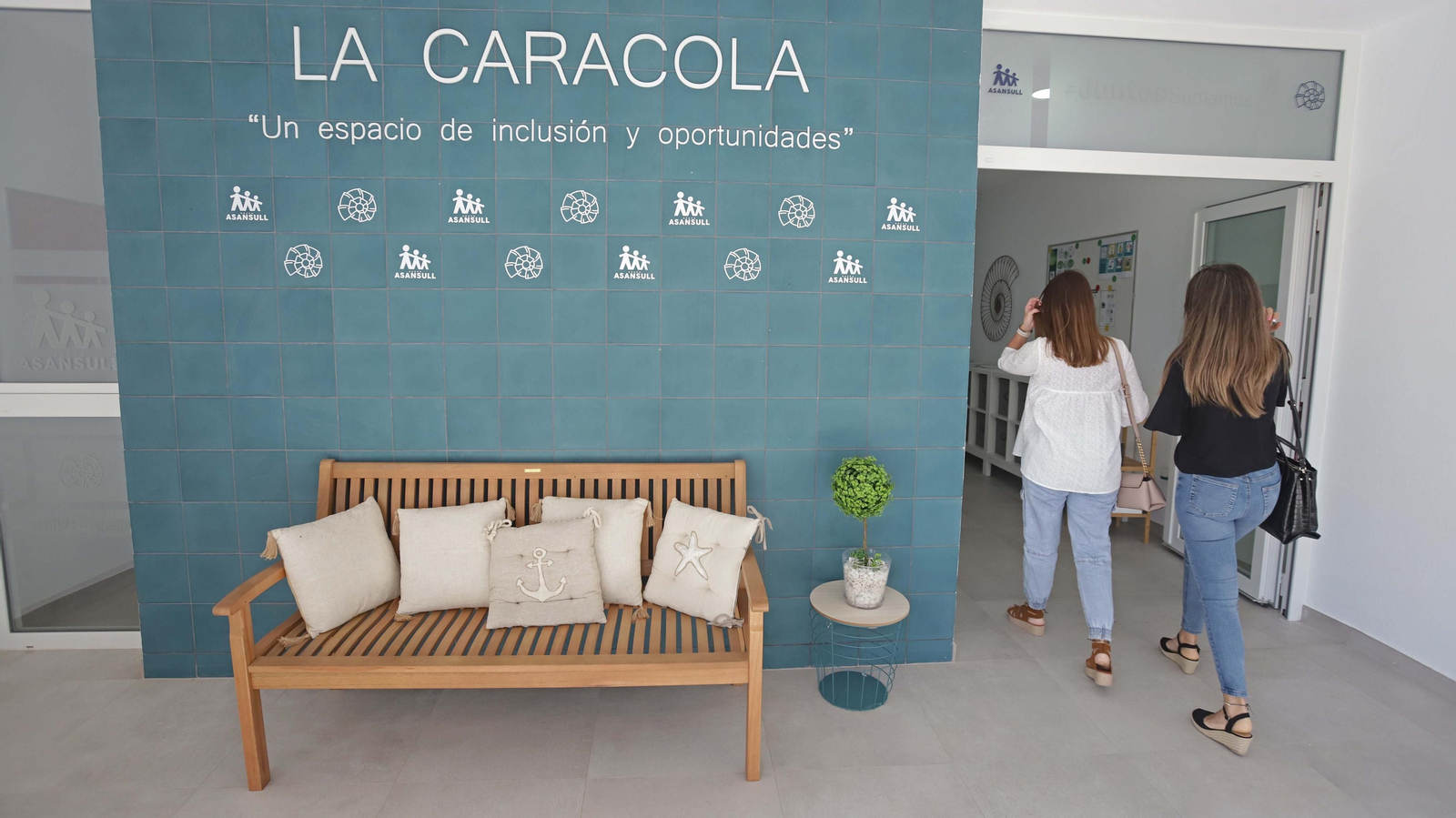 Fotos del nuevo centro de día Tea 'La Caracola' de Asansull en Palmones