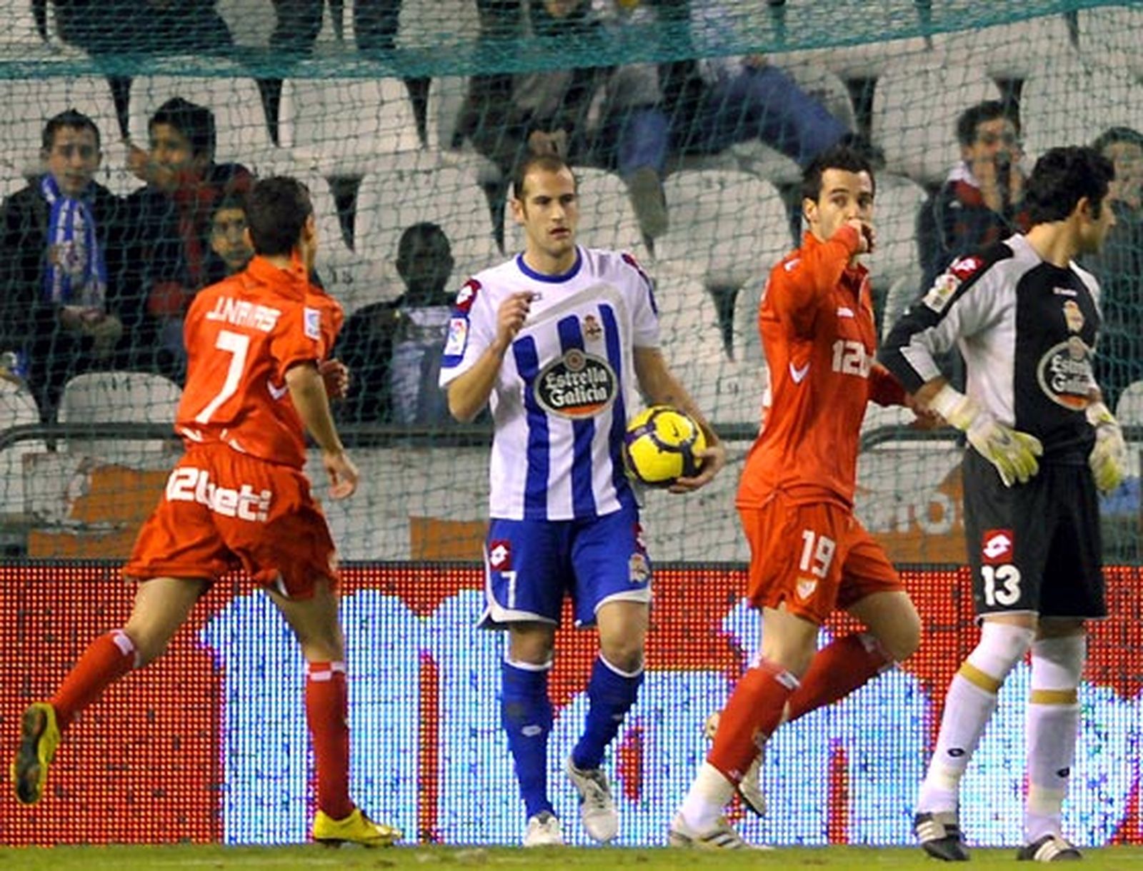 Álvaro Negredo celebra su gol ante el Deportivo.

Foto: Reuters / Afp Photo / Efe