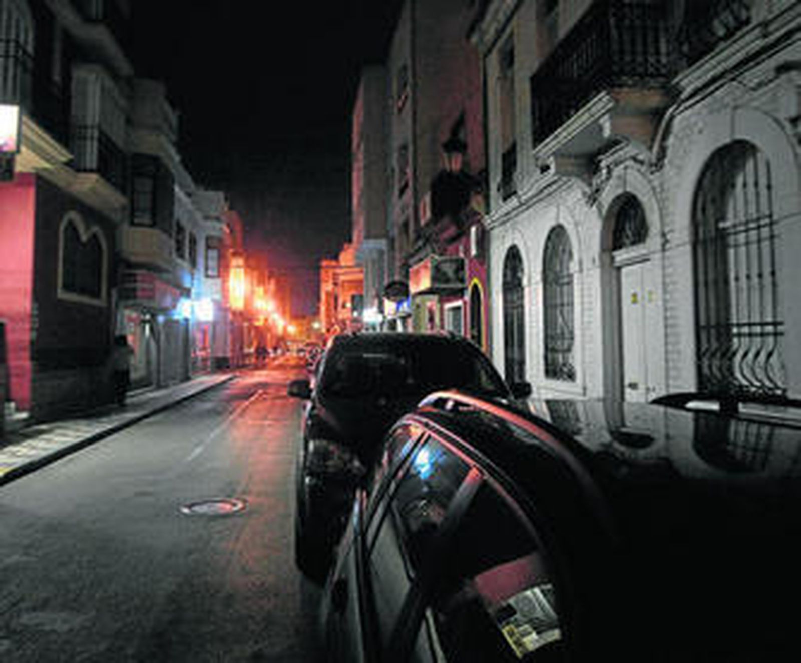 Una instántea tomada anoche en la calle Duque de Tetuán, literalmente a oscuras.