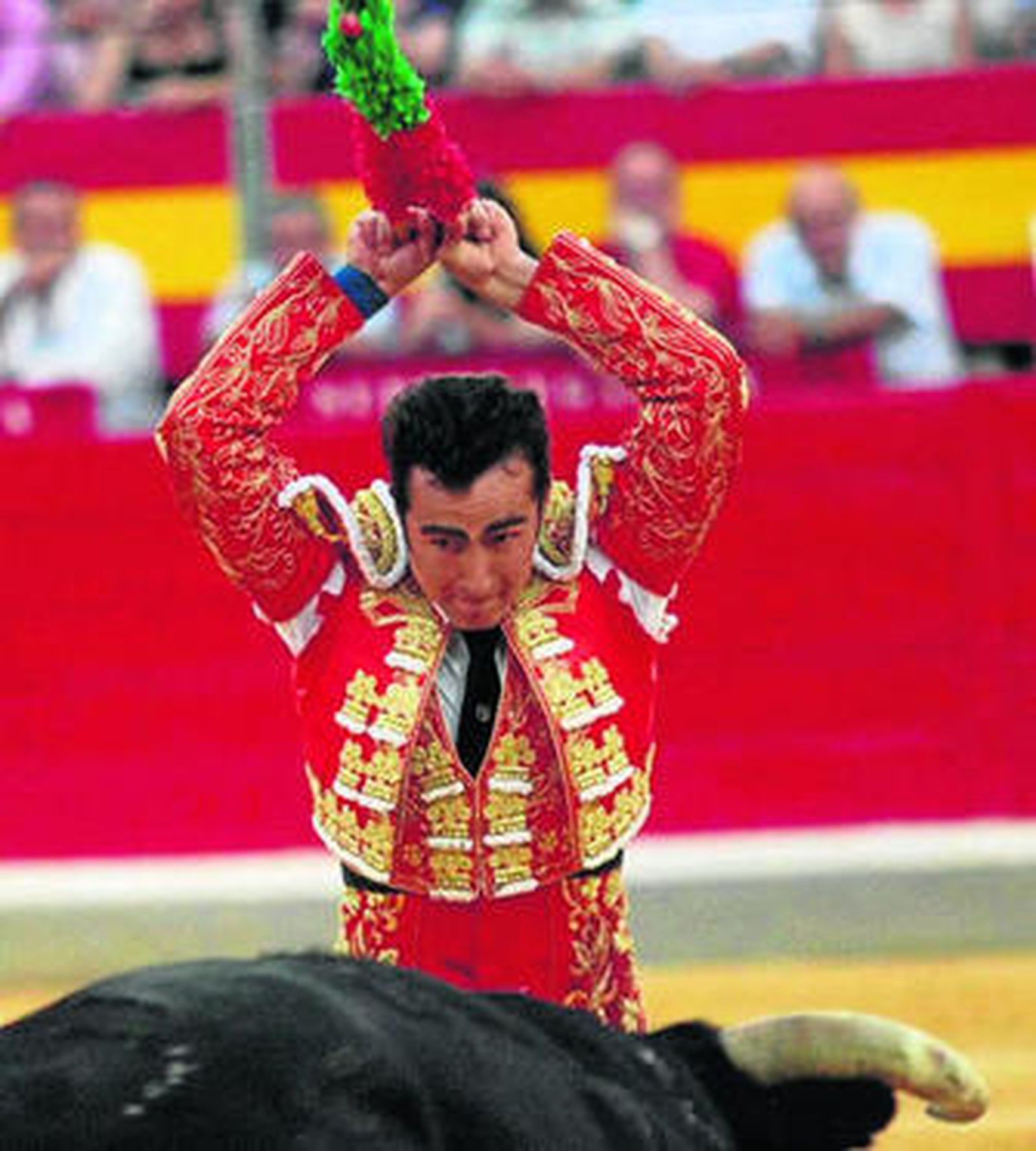 El diestro granadino El Fandi, en un lance con las banderillas.