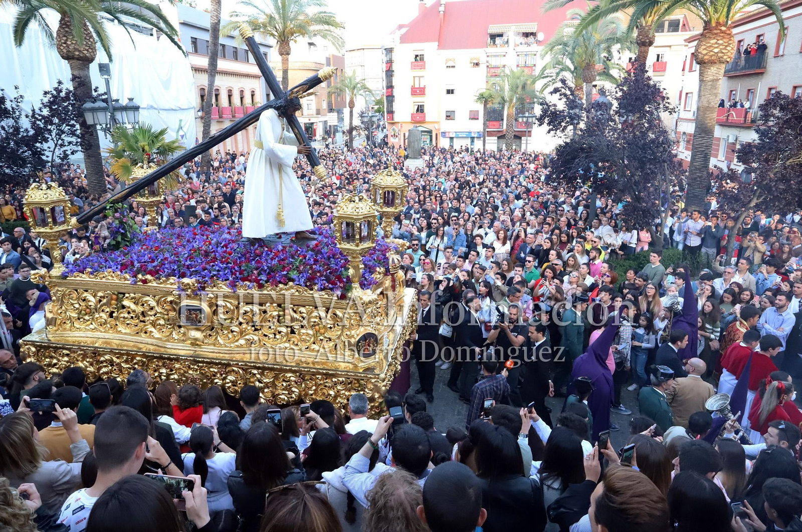 Imágenes de la procesión de Pasión en Huelva