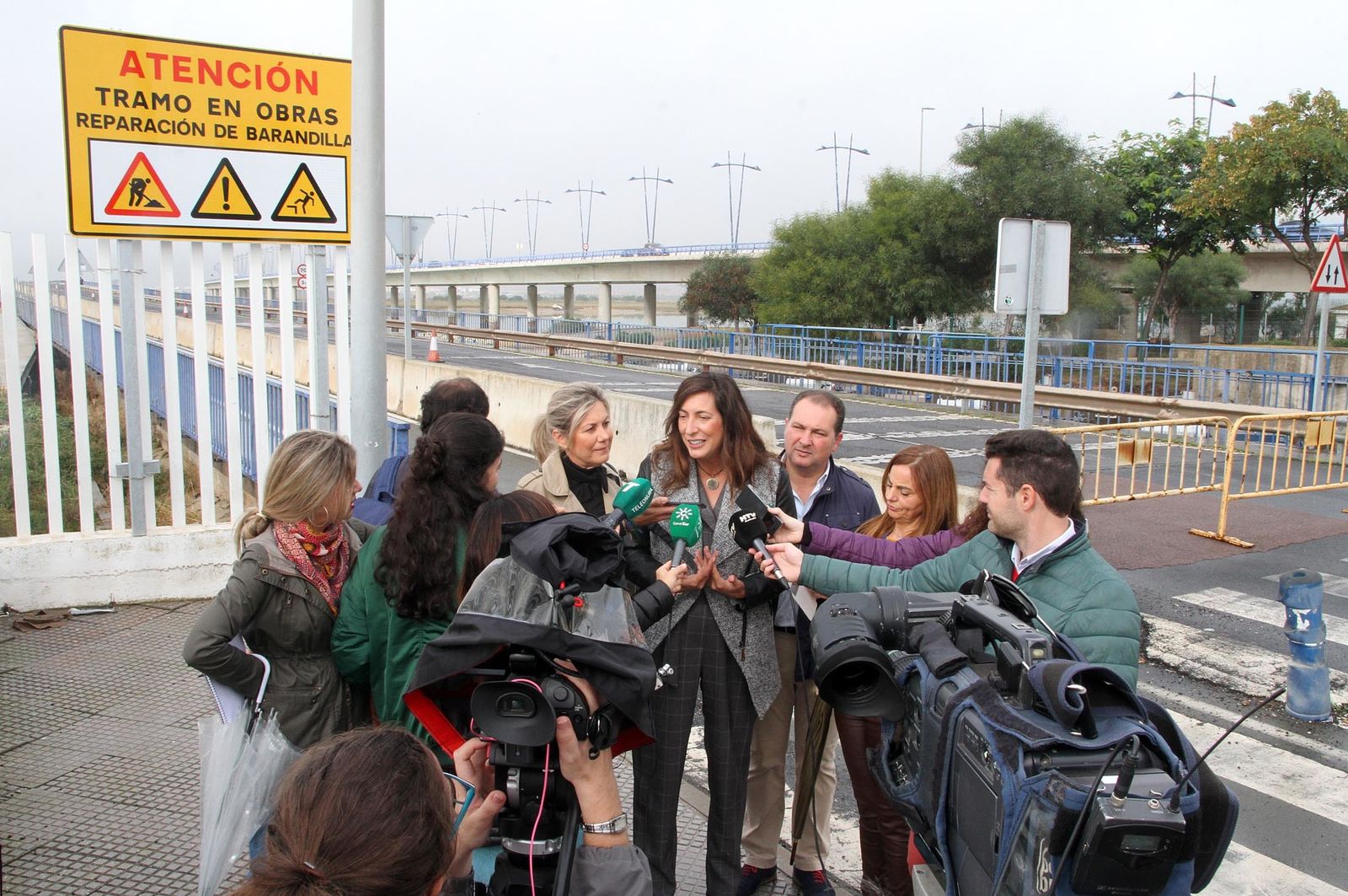 Loles López, Ana Mora y David Toscano, tienden a los medios  junto al puente sifón.