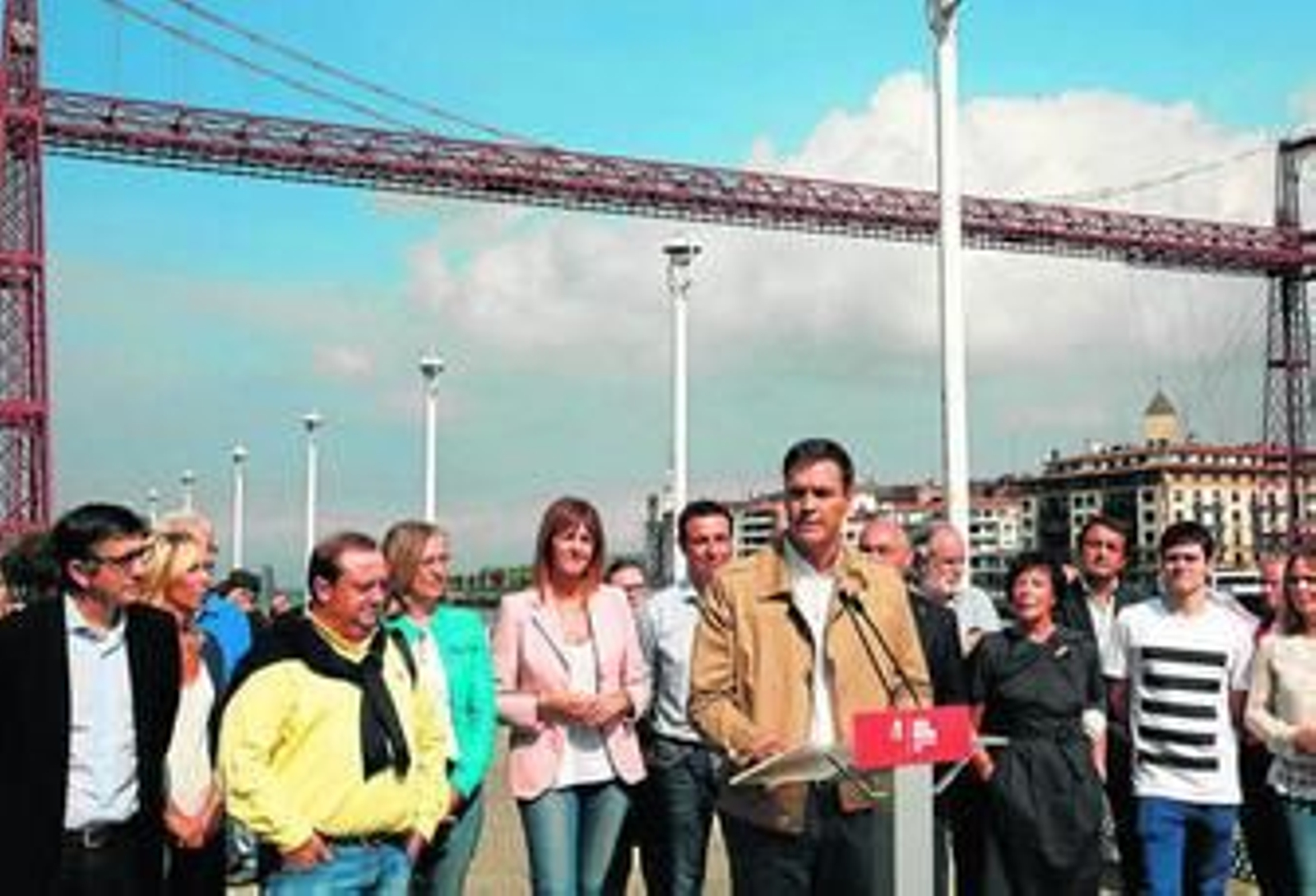 Sánchez, ayer, en un acto en Portugalete con a la candidata del PSOE vasco, Idoia Mendía (en el centro de la imagen).