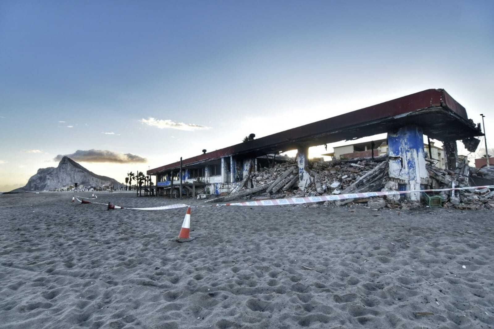 El restaurante La Marina, ya parcialmente derruido.