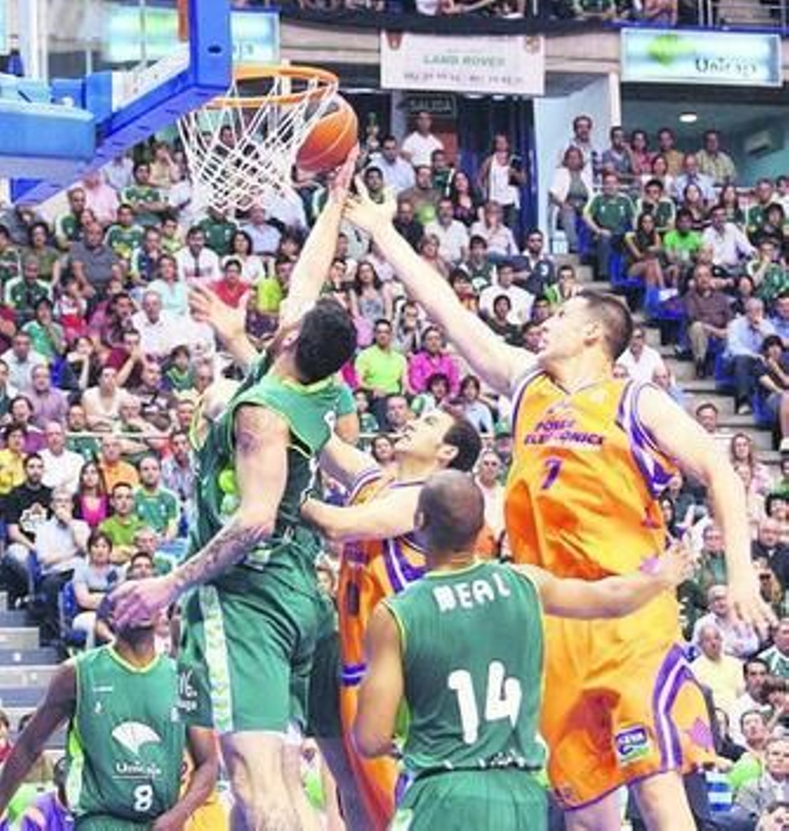 Rubio, Perovic, Simeón y Neal pelean por un rebote.