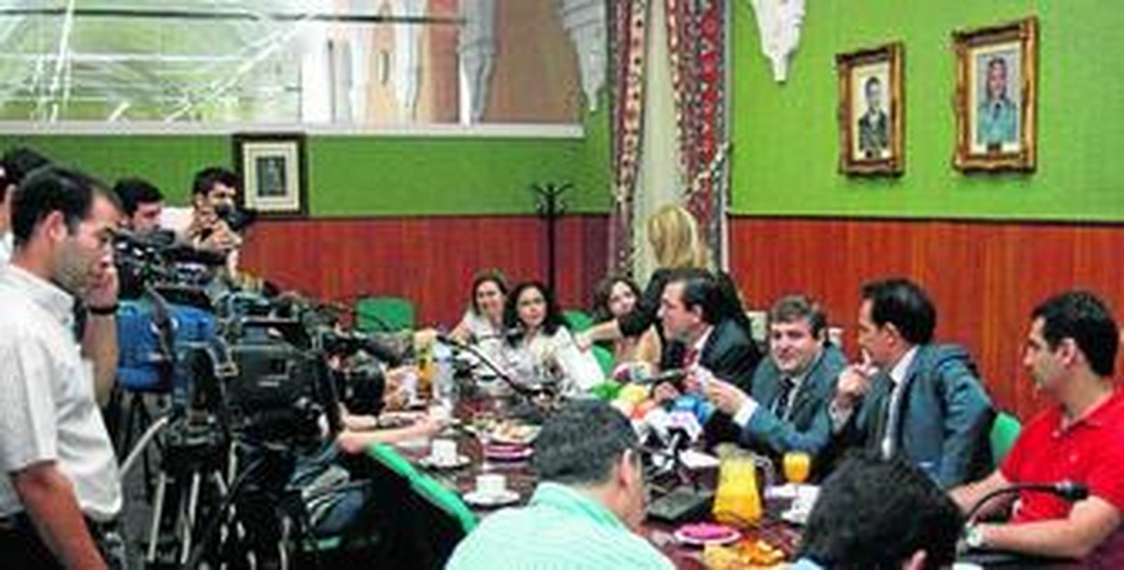 El rector de la Universidad de Huelva, ayer en la presentación del nuevo canal de comunicación.