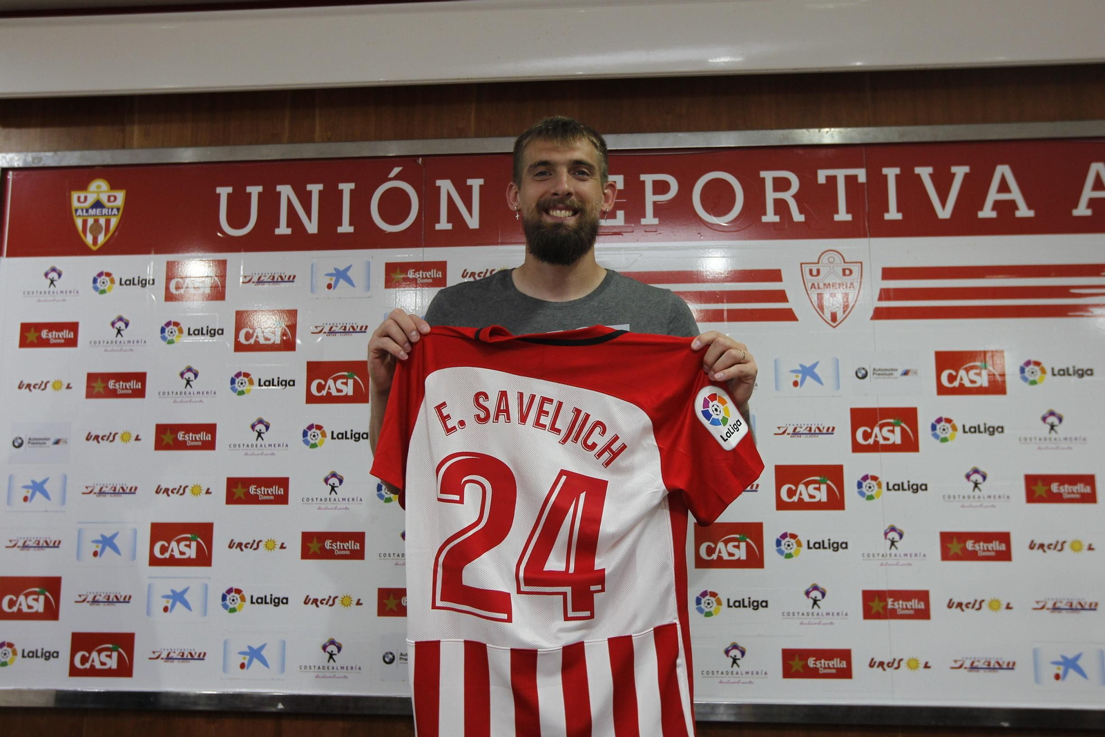 Saveljich posa sonriente el día de su presentación el pasado verano