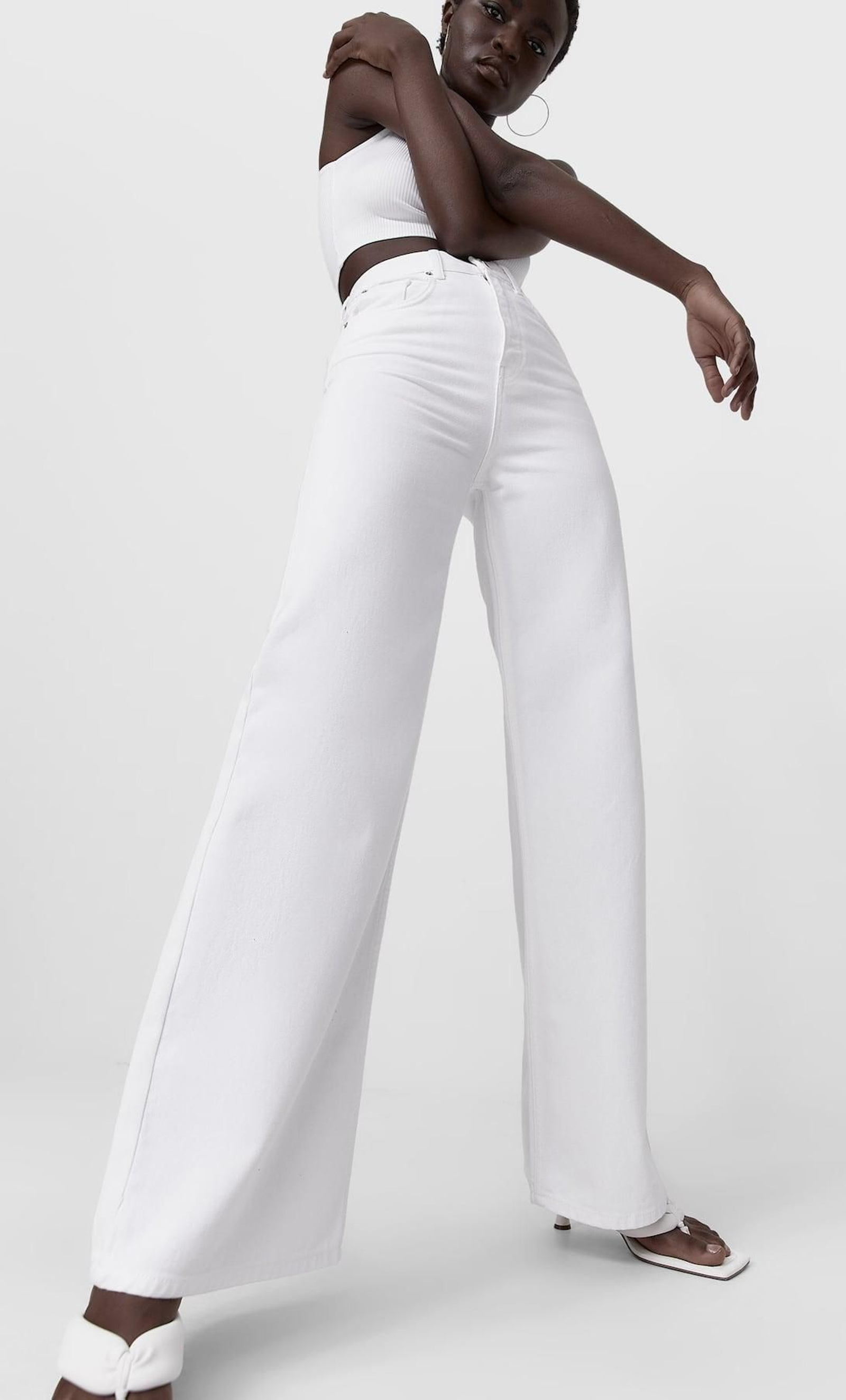 Los vaqueros blancos 'wide leg' de Stradivarius.