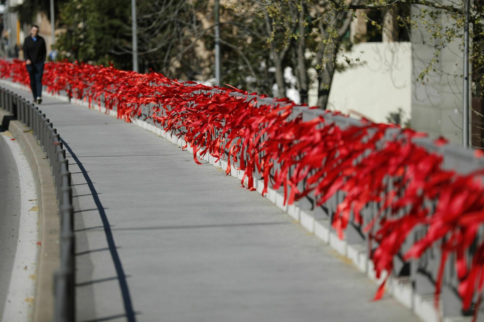 Lazos rojos con motivo de la campaña #yonomeolvido celebrada en Madrid el pasado mes de marzo.