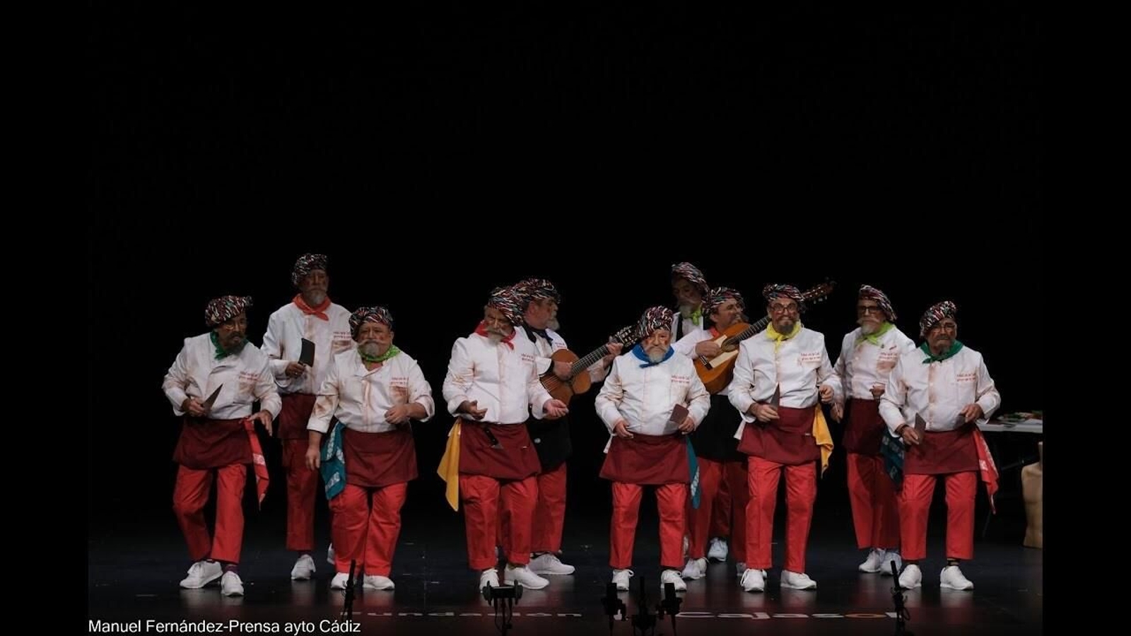 La chirigota de los viejos 'Ay que te como' durante su actuación.