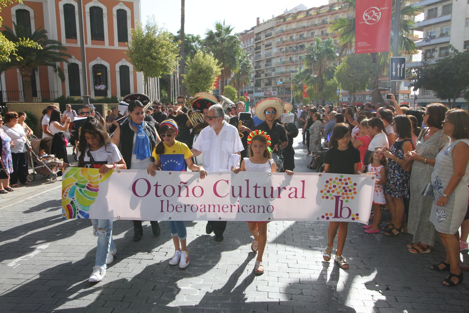 Imágenes del desfile Iberoamericano de bailes.