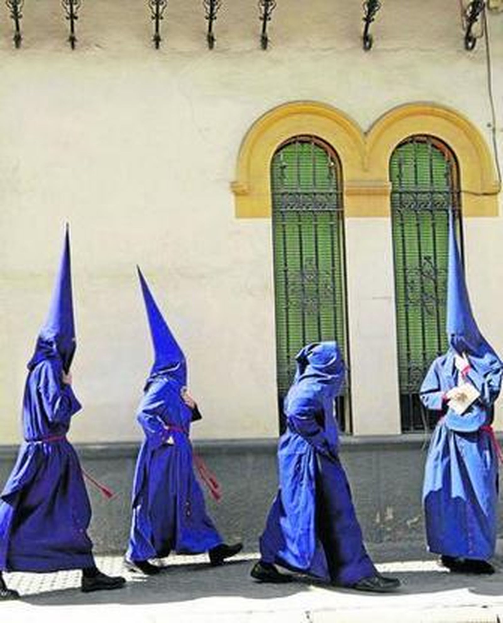 Nazarenos del Baratillo camino de la capilla de la Piedad.
