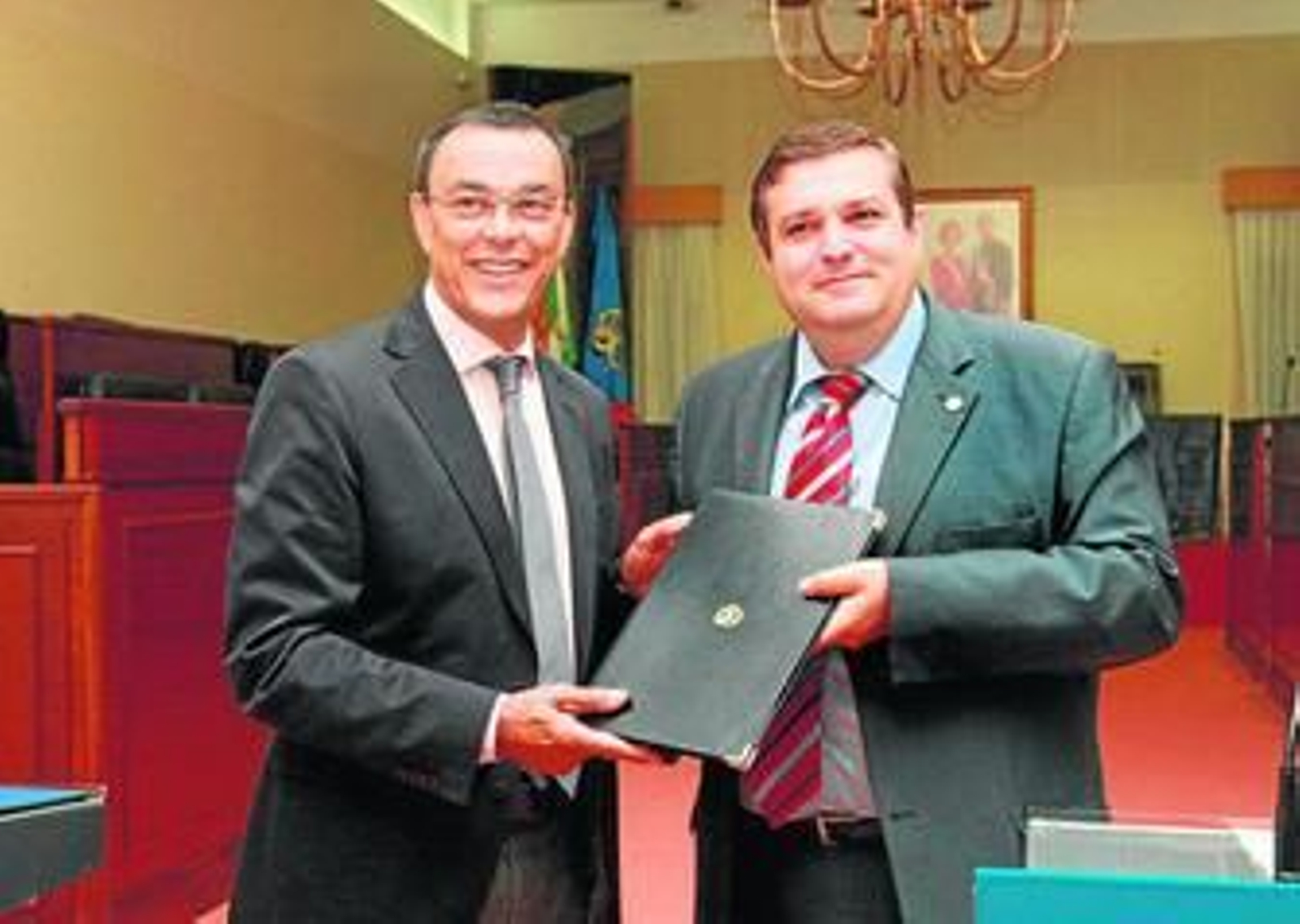 Ignacio Caraballo y Francisco José Martínez firman el convenio.