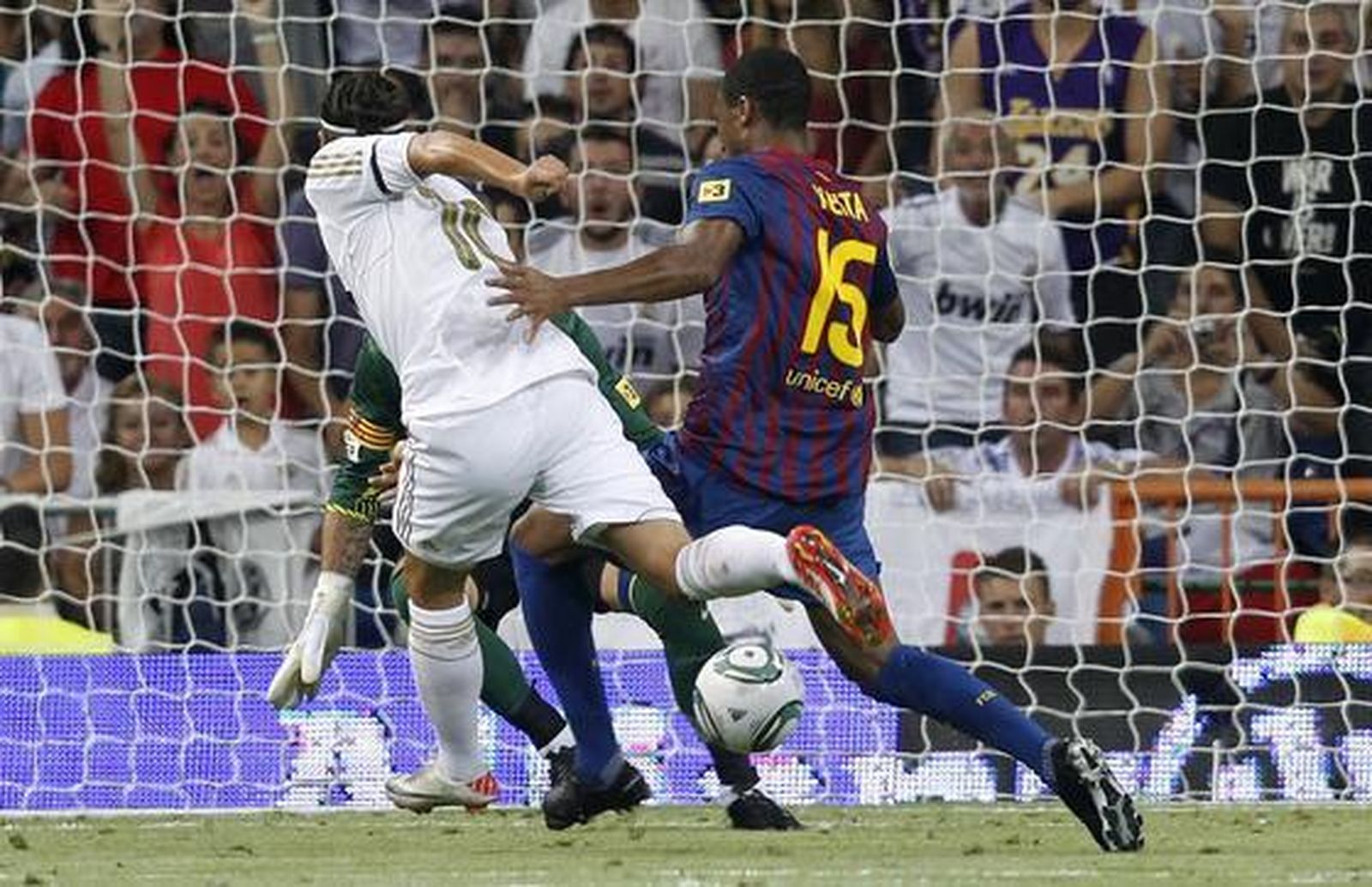 Özil dispara a puerta en el primer gol blanco. / Reuters