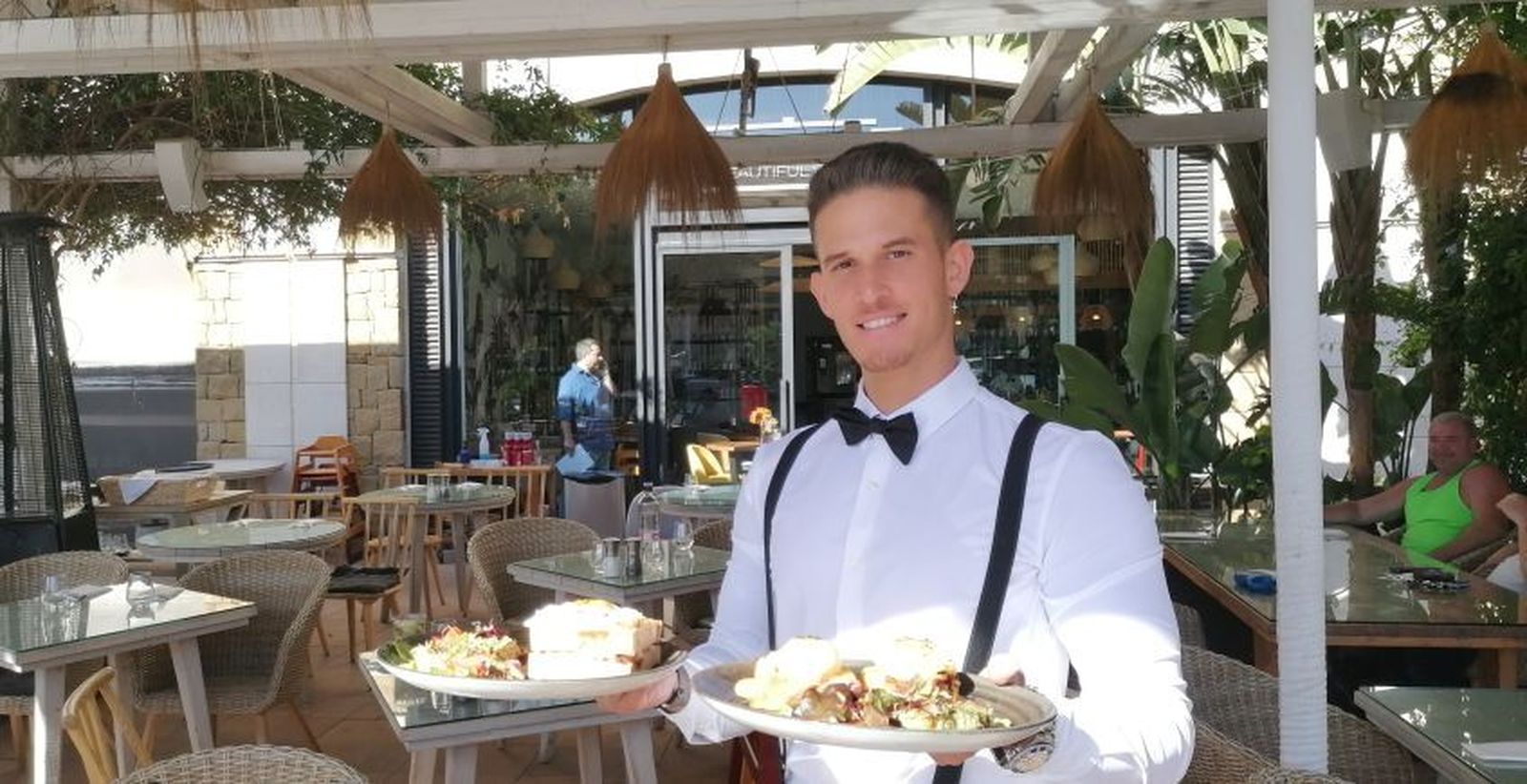 Maruan Saada Almaguer, sirviendo unos desayunos en la terraza.