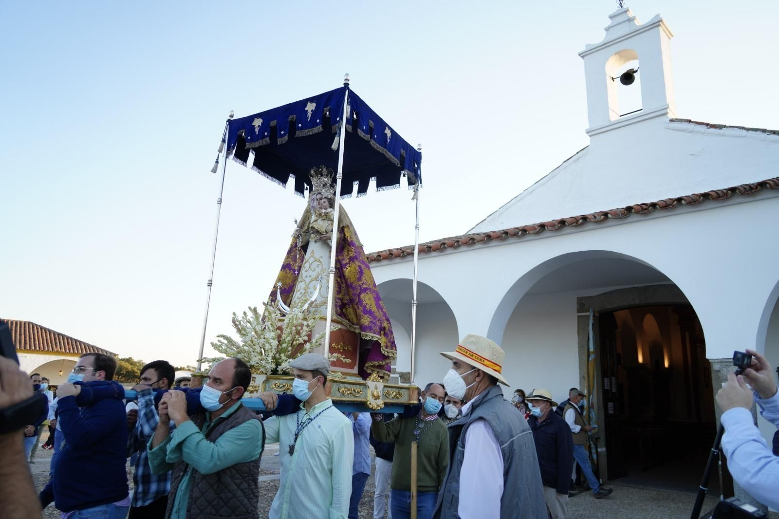 La Virgen de Luna llega al santuario de La Jara. La Virgen de Luna llega al santuario de La Jara.