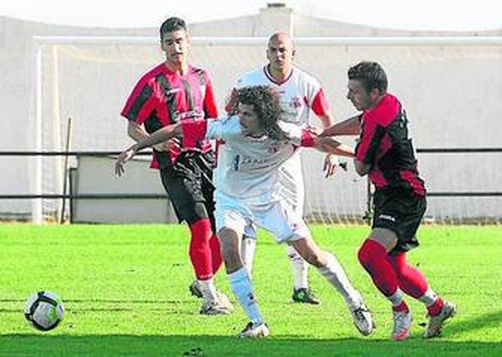 El chiclanero Fornell, ante un jugador del Pinzón.