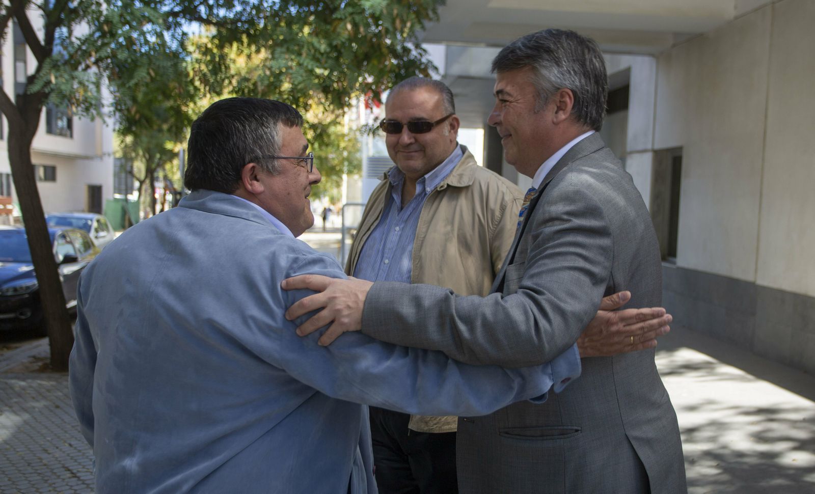 El abogado Agustín Martínez felicita a uno de sus clientes, Manuel Baso, tras la absolución.