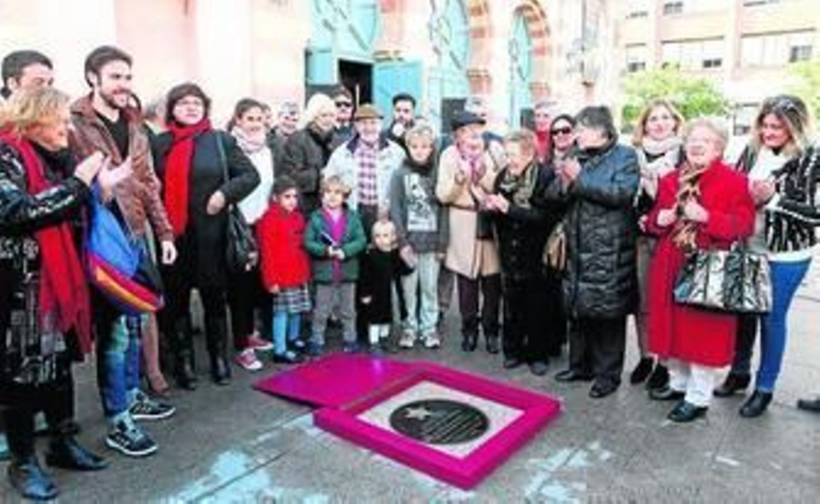 La familia de José Macías Retes ante la placa descubierta en su honor en el Paseo de la Fama.