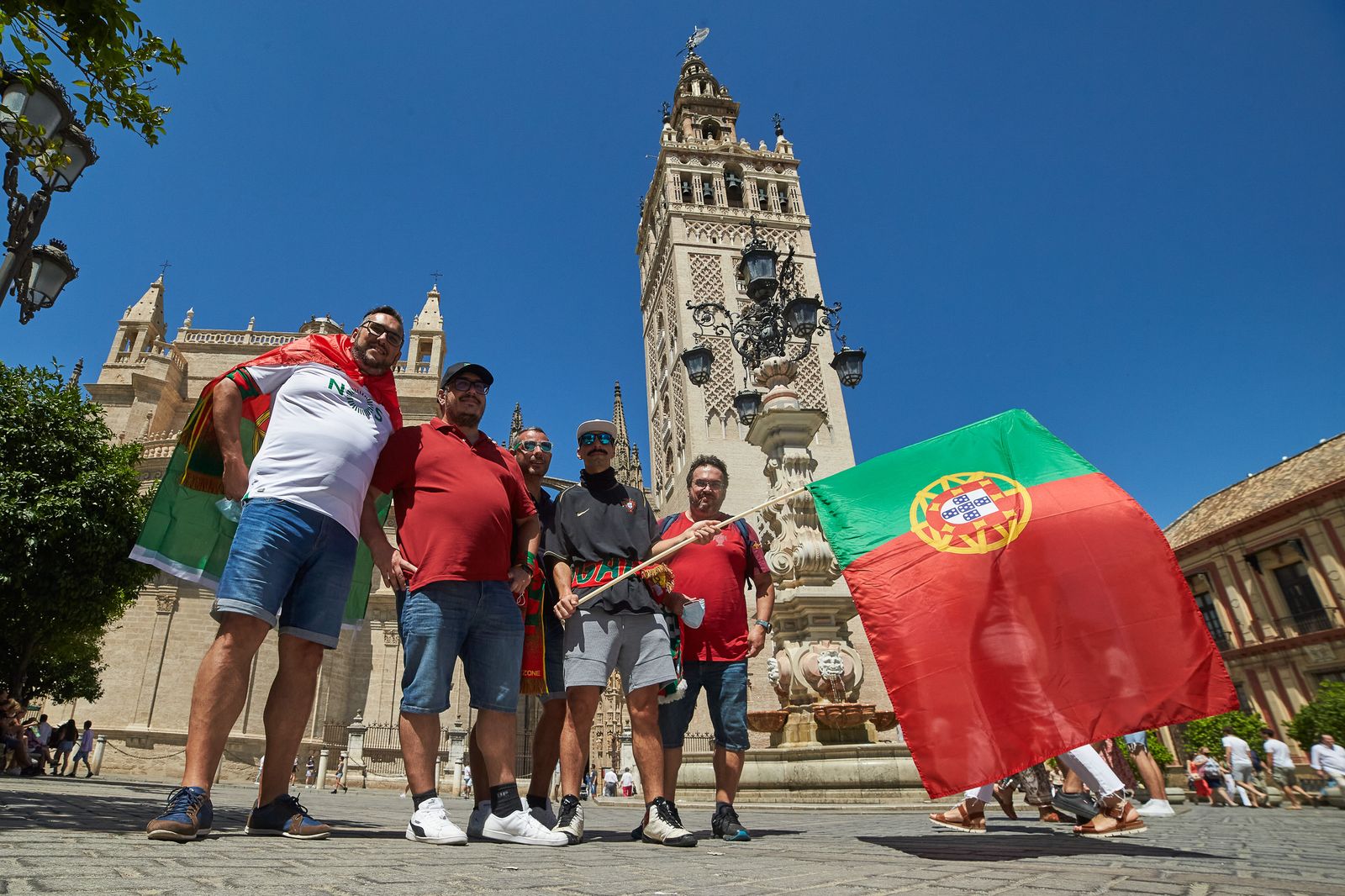 Imágenes de la convivencia entre belgas y portugueses por las calles de Sevilla.