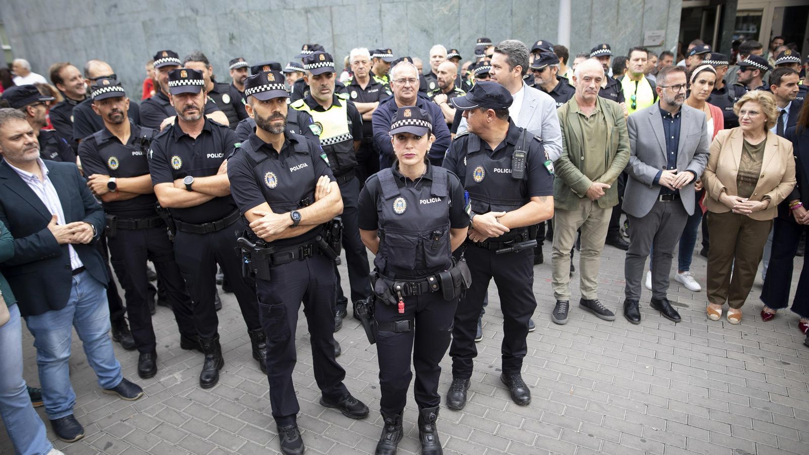 Concentración a las puertas del Ayuntamiento de Maracena.