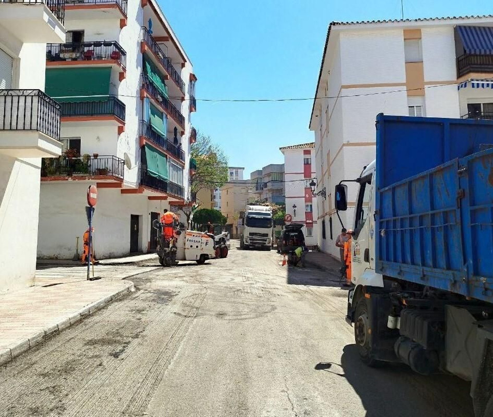Varios operarios realizando labores de asfaltado.