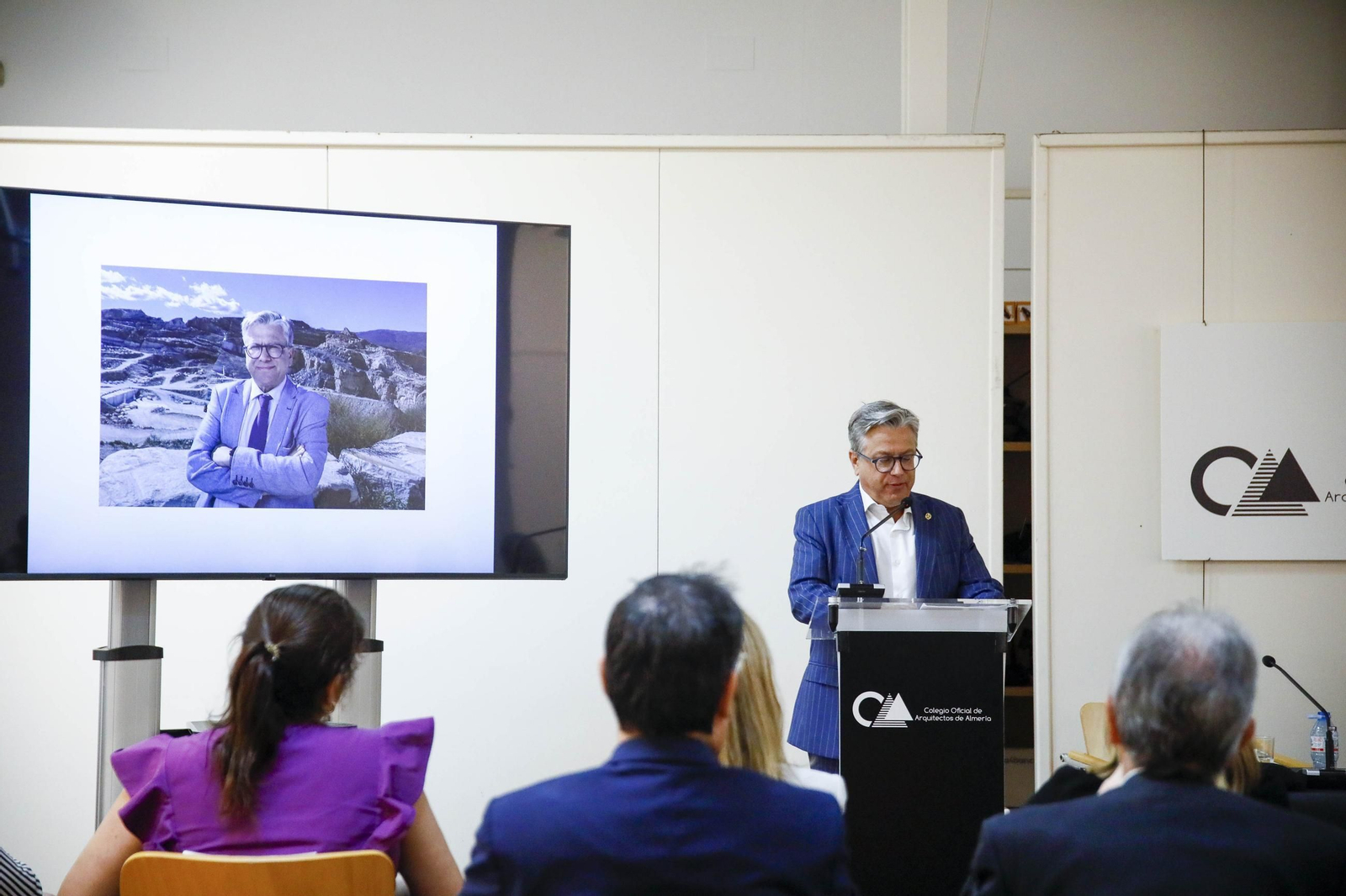 Imágenes del nombramiento como colegiado de honor a Santiago Alfonso en el colegio oficial de arquitectos de Almería
