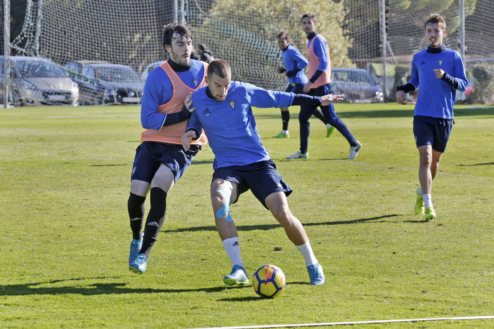 Carrillo (d) protege el esférico ante el acoso de Eugeni.
