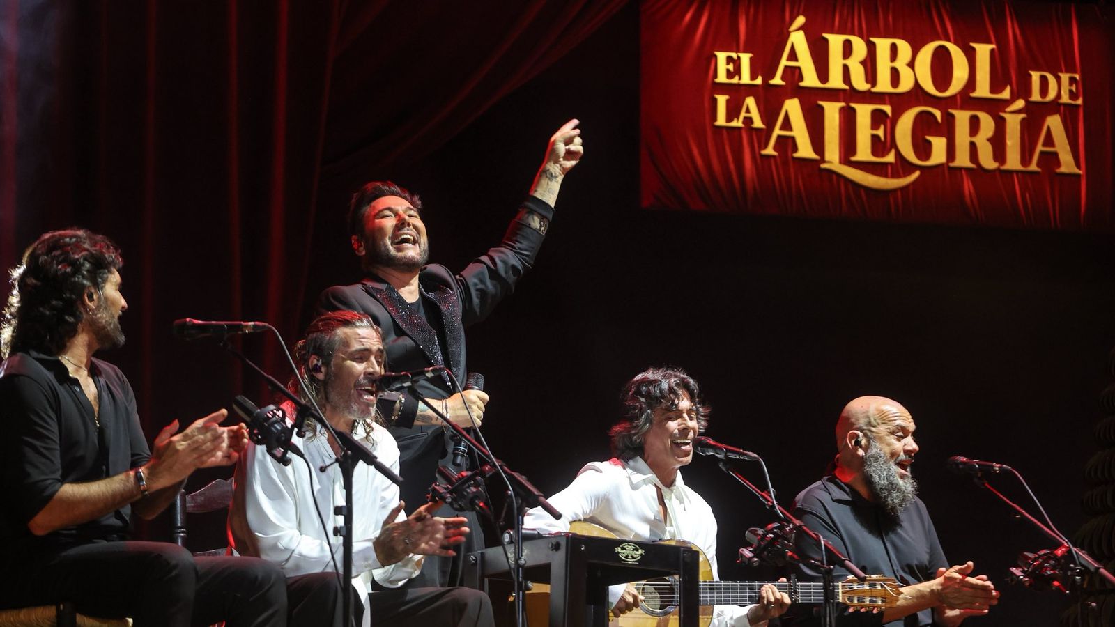 Miguel Poveda, arropado por su cuadro flamenco, durante uno de los momentos más emotivos de su gira El árbol de la alegría, un concierto que lleva el espíritu de la Navidad al escenario con cantes tradicionales y composiciones propias.