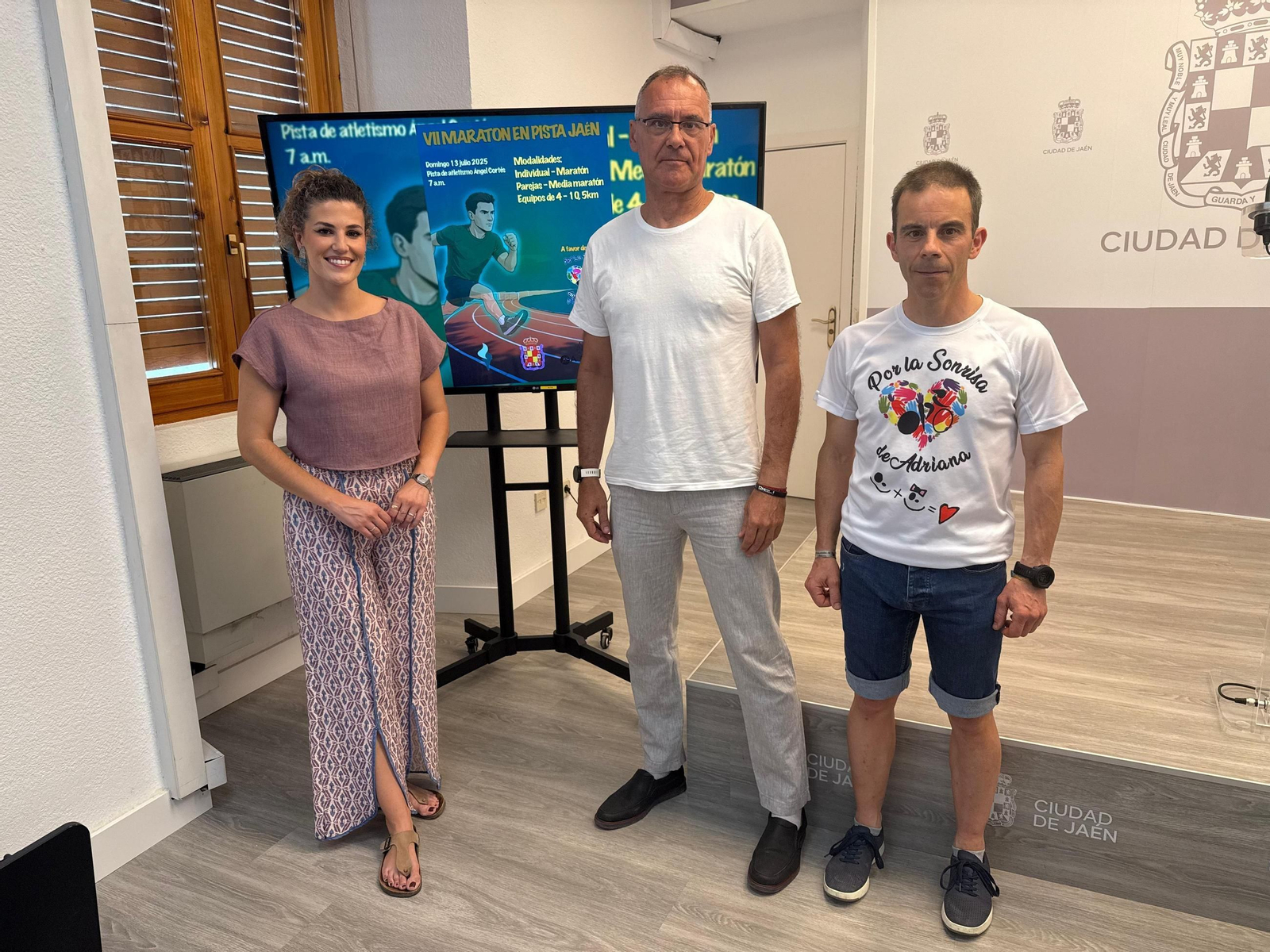 Beatriz López, junto a Juan José Amate y Adriano Garrido, en la presentación de la prueba.