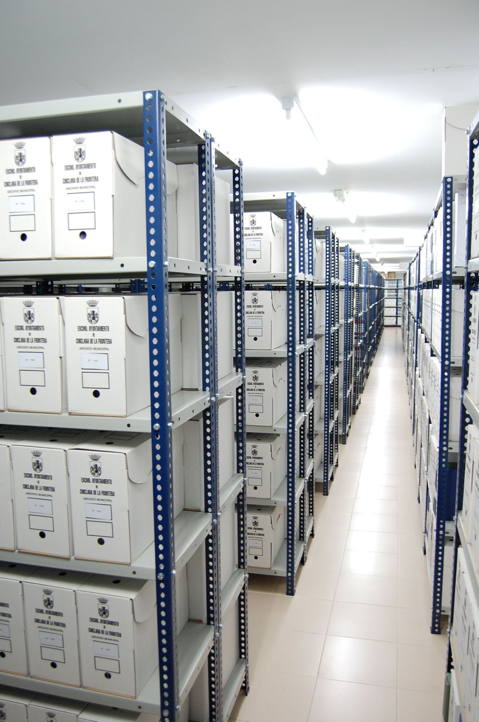 Estanterías con material documental en las instalaciones de la Carabina.