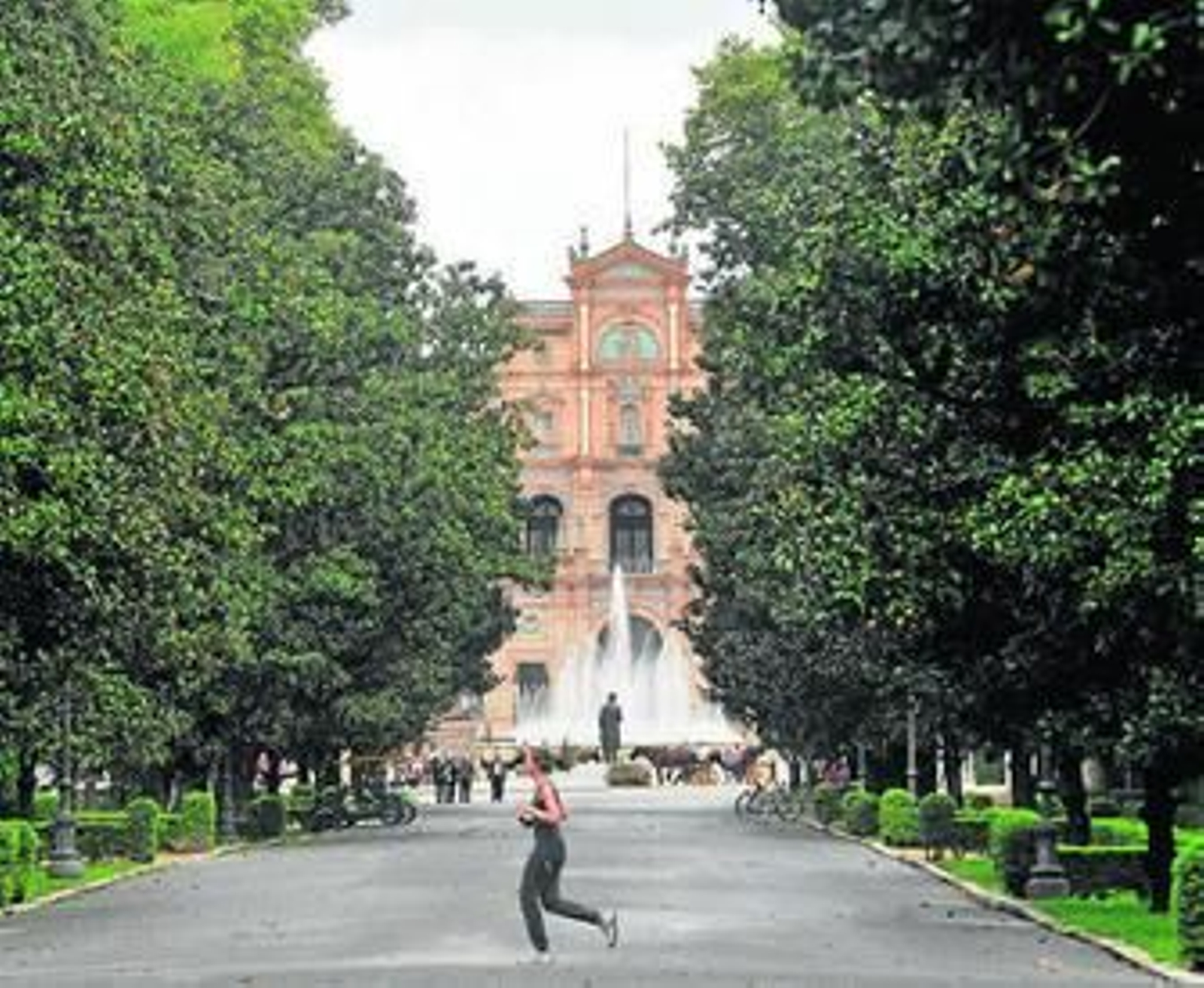 Vista de la Plaza de España, con la estatua de Aníbal González en el centro, desde el parque.
