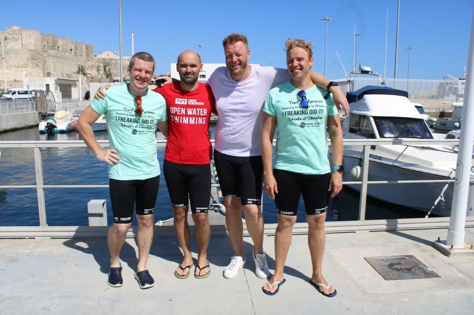 Los cuatro nadadores rusos que cruzaron este miércoles el Estrecho, en Tarifa