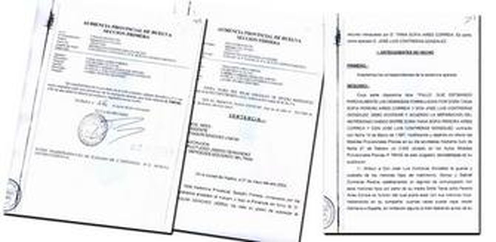 José Luis Contreras junto a su madre, posando con las fotografías de sus dos hijos.