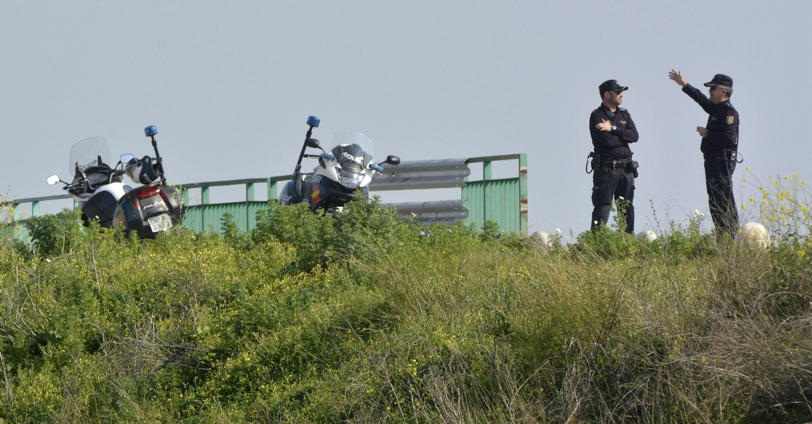 Dos policías nacionales, junto al puente de la Señorita, en una imagen de archivo.