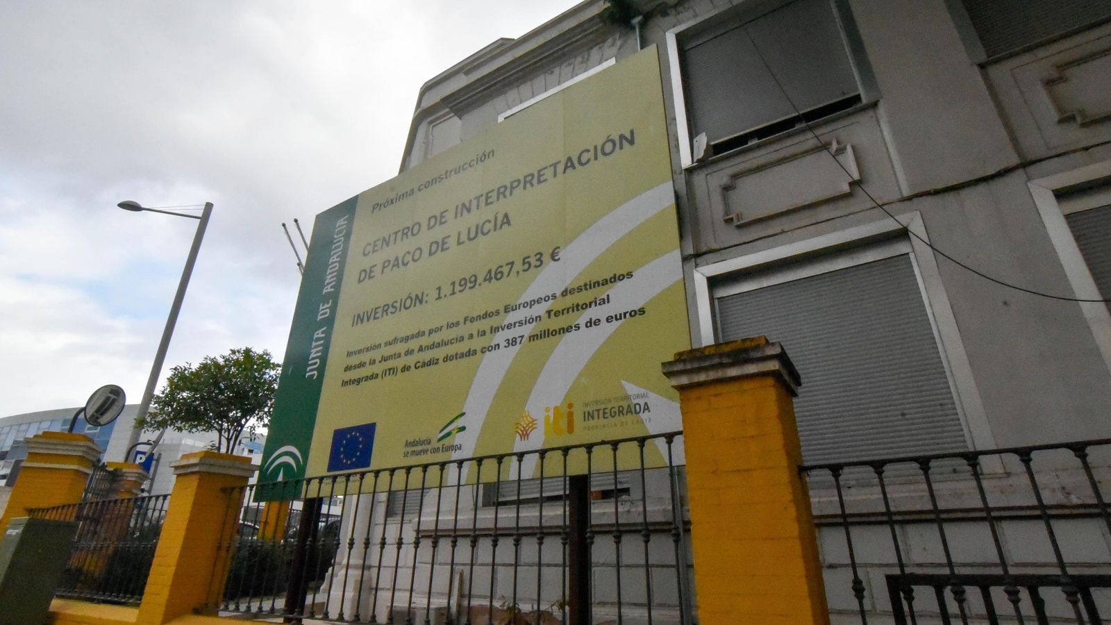 El cartel instalado en el exterior del edificio.