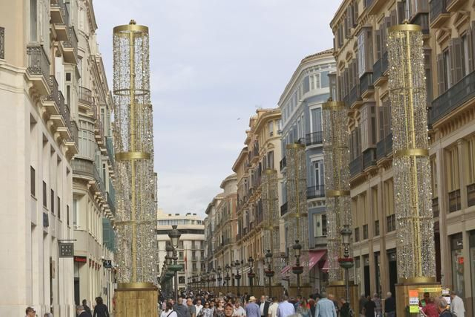 La calle Larios, con el montaje de las luces de Navidad. La calle Larios, con el montaje de las luces de Navidad.