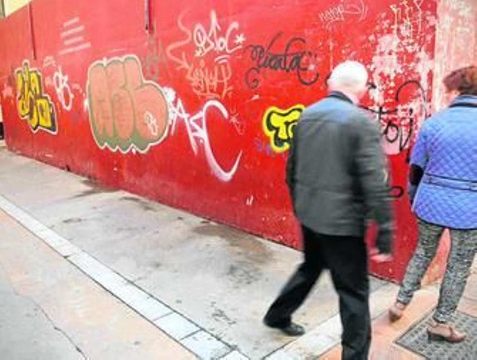 Dos transeúntes pasean por el lugar, el callejón Dalia, donde cayó muerto el joven marroquí de 30 años.