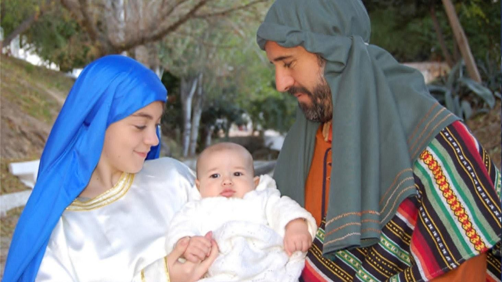 Escena del nacimiento en el belén viviente de Fontanar, protagonizada por vecinos del municipio y celebrada en un entorno natural.