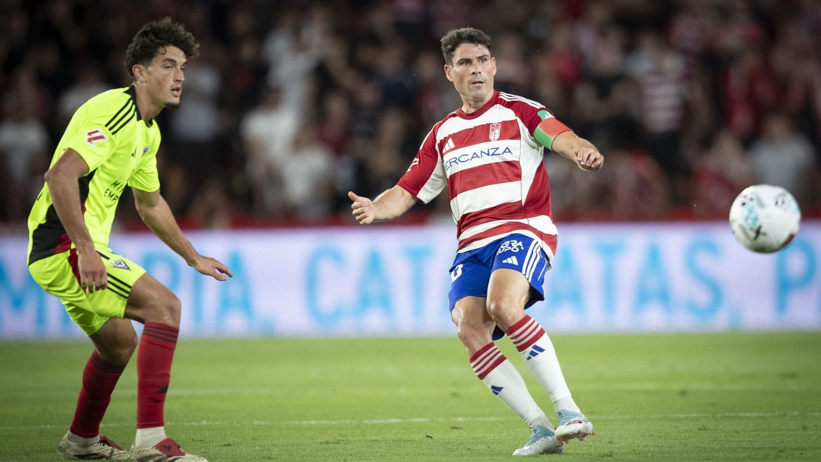 Ismael Barea, a la izquierda, en la visita del Mirandés al Granada de esta misma temporada.