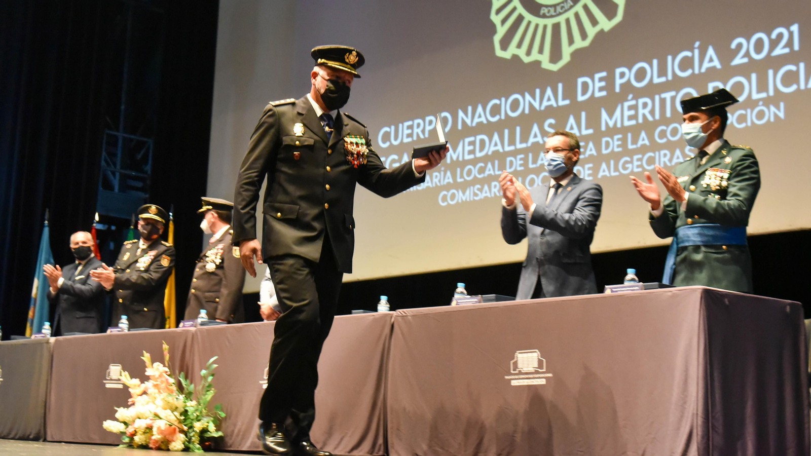 Las fotos de la entrega de medallas por el Dia de la Policía Nacional
