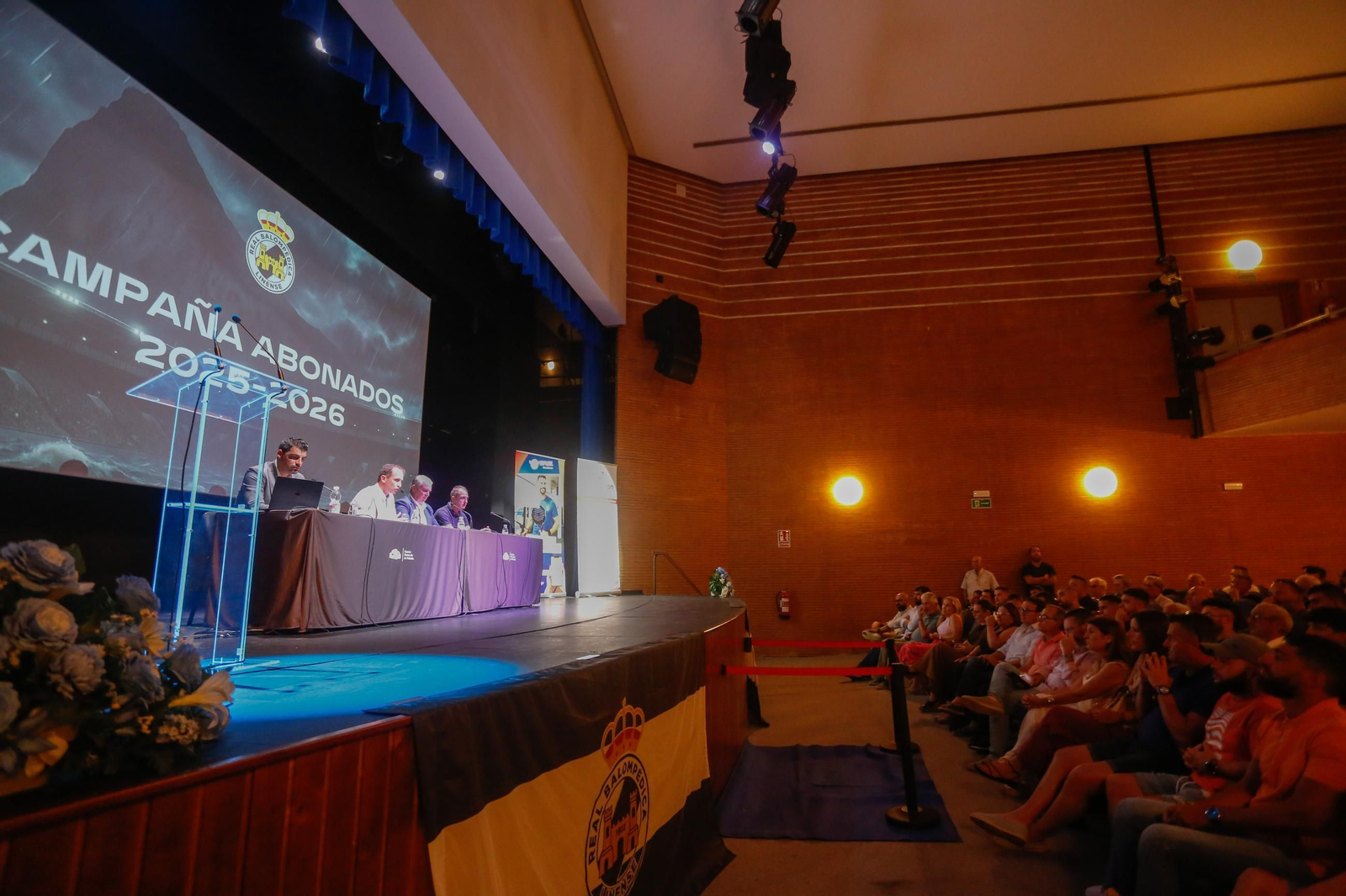 Las fotos de la presentación de la campaña de abonados de la Balona en el teatro la Velada