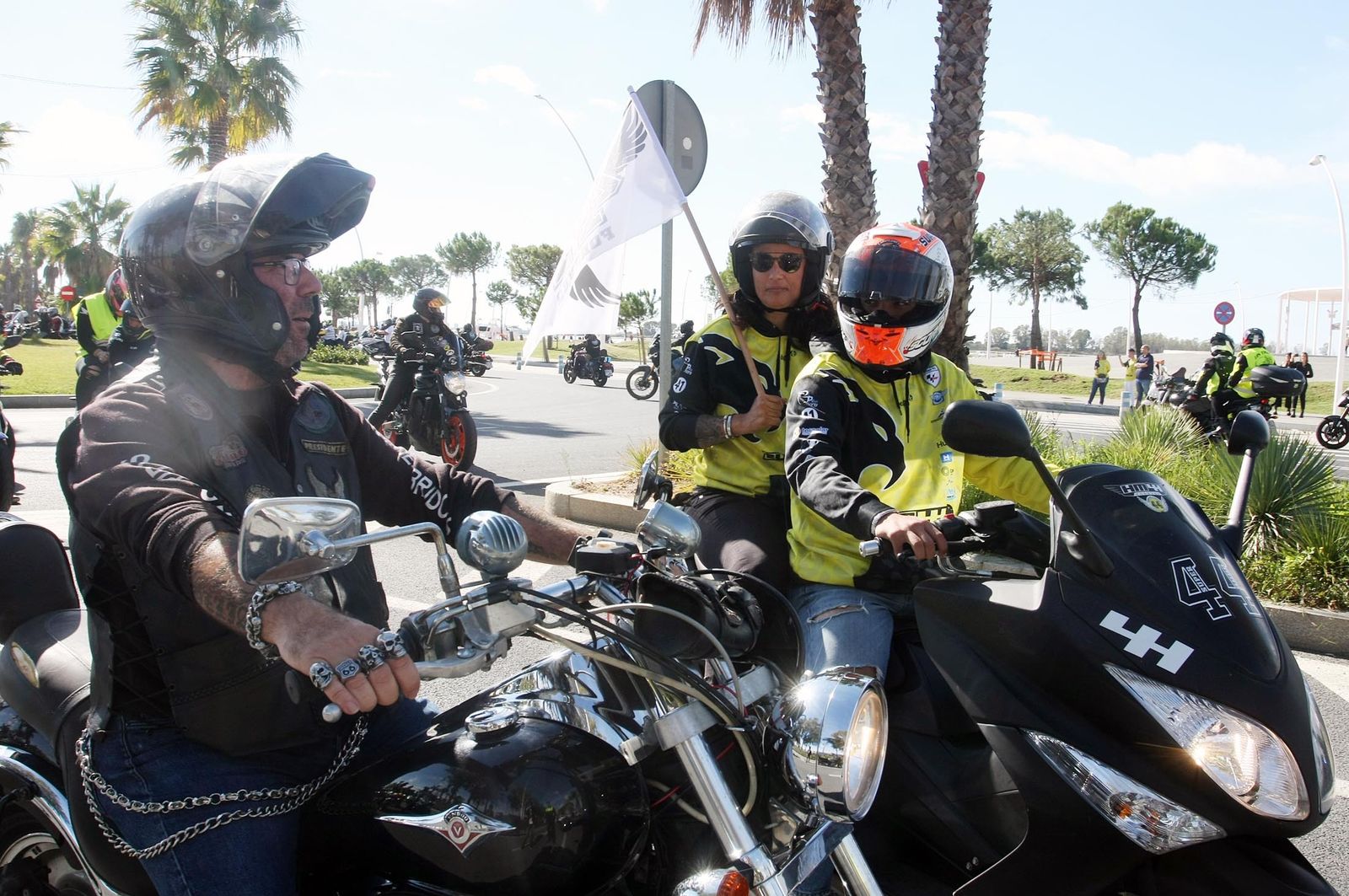 Imágenes de la concentración motera en memoria de Hugo Millán por las calles de Huelva