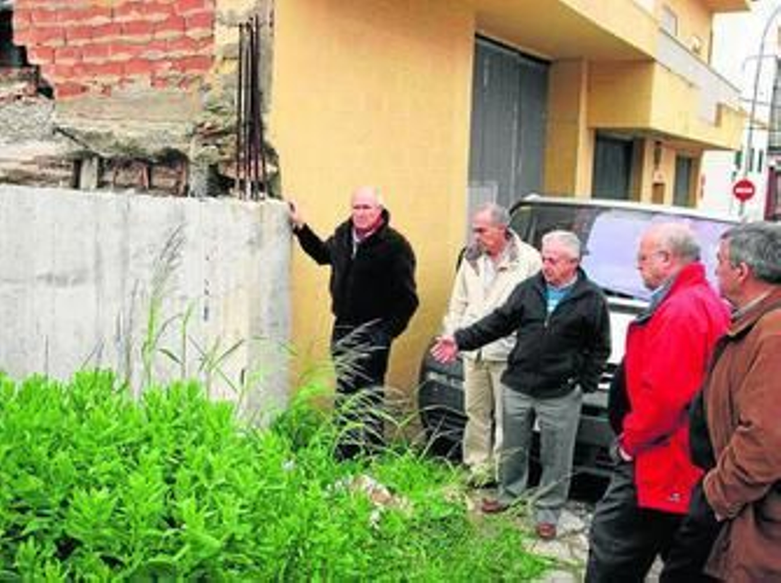Rafael España  durante su recorrido por La Granja junto a vecinos y miembros de su candidatura.