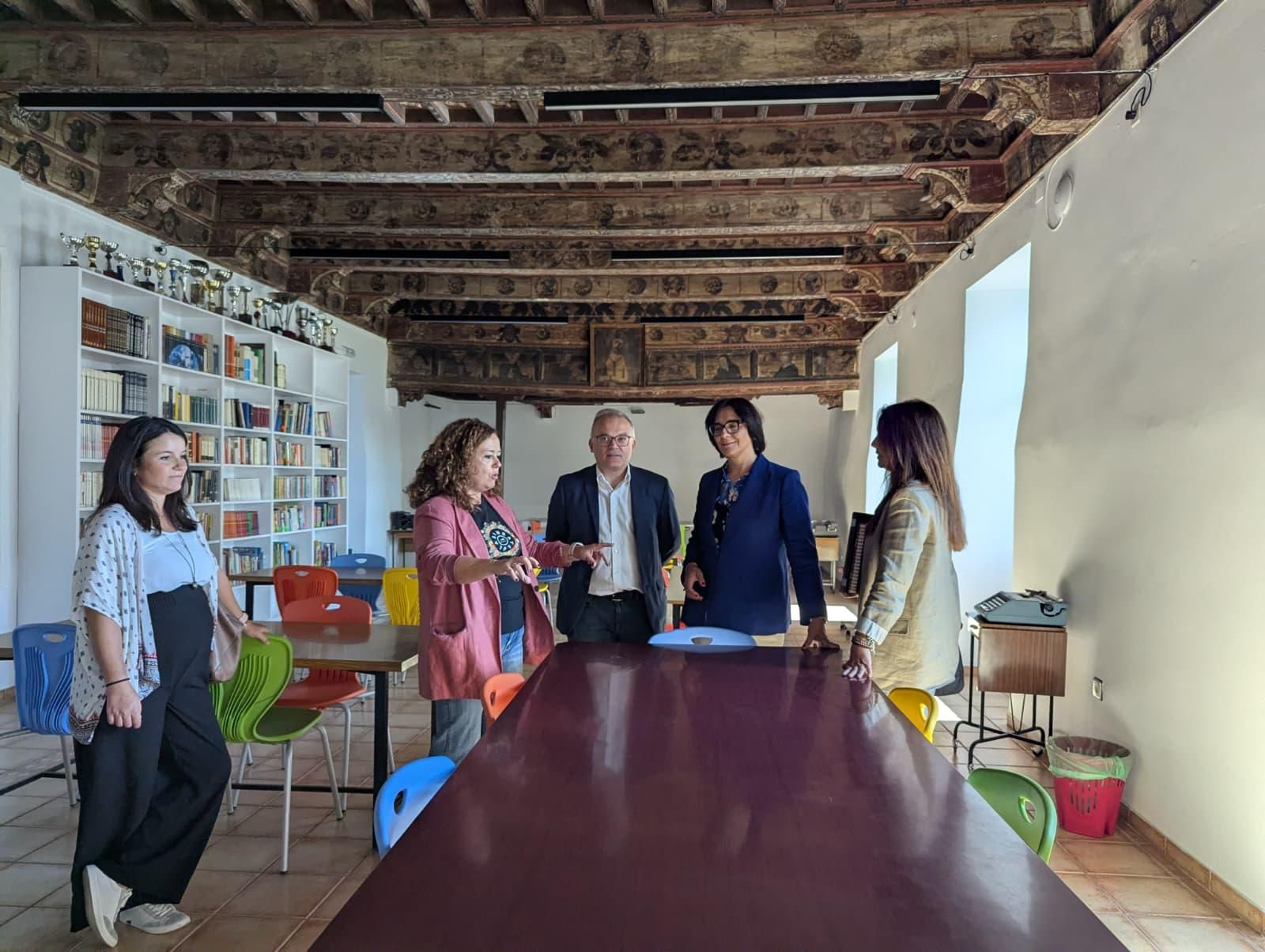 La delegada territorial de Desarrollo Educativo y Formación Profesional, María José Martín, en su visita a Baza