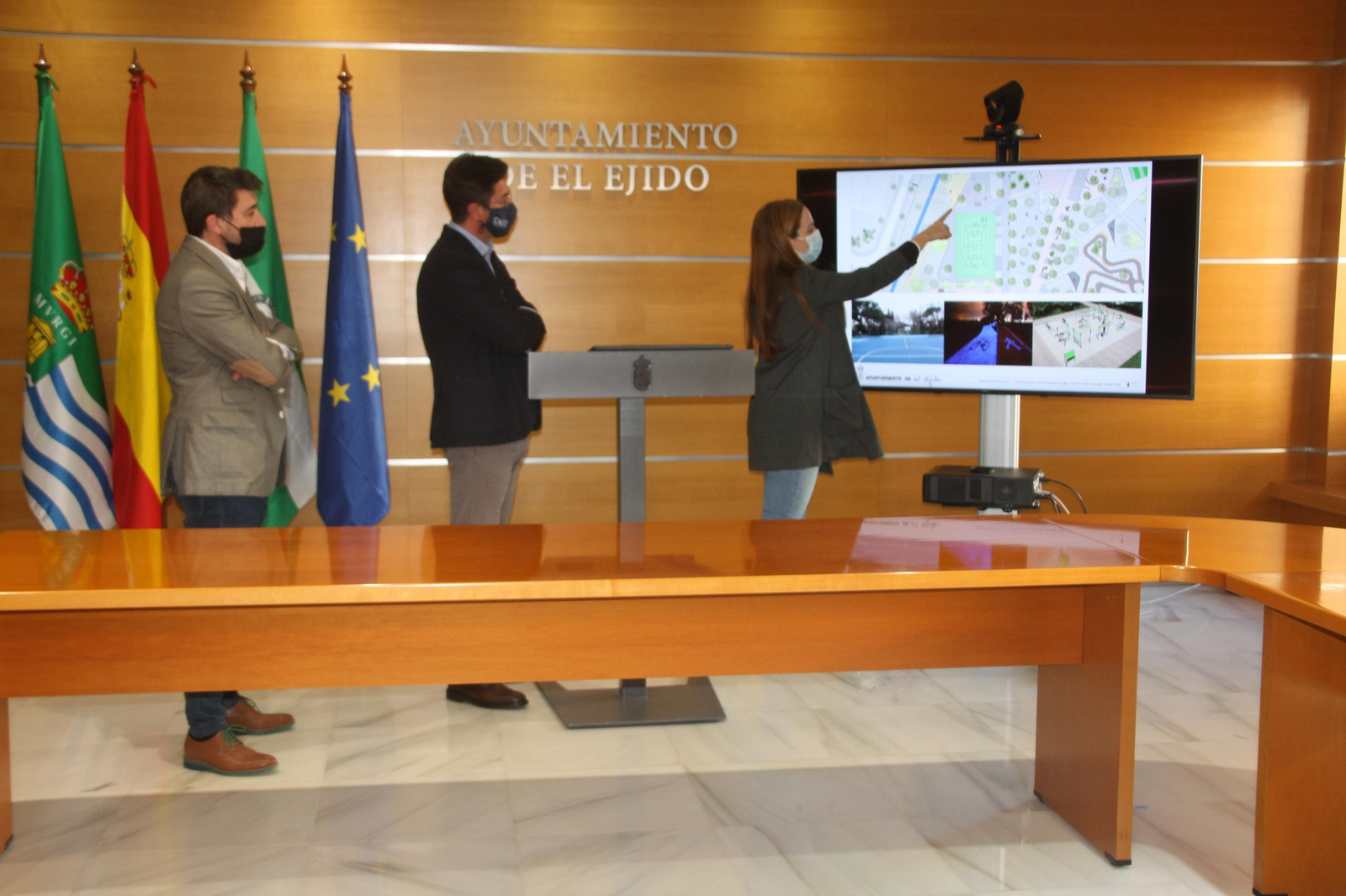 La arquitecta Ana Alfaro explica los detalles del proyecto junto a Francisco Góngora y Alberto González.