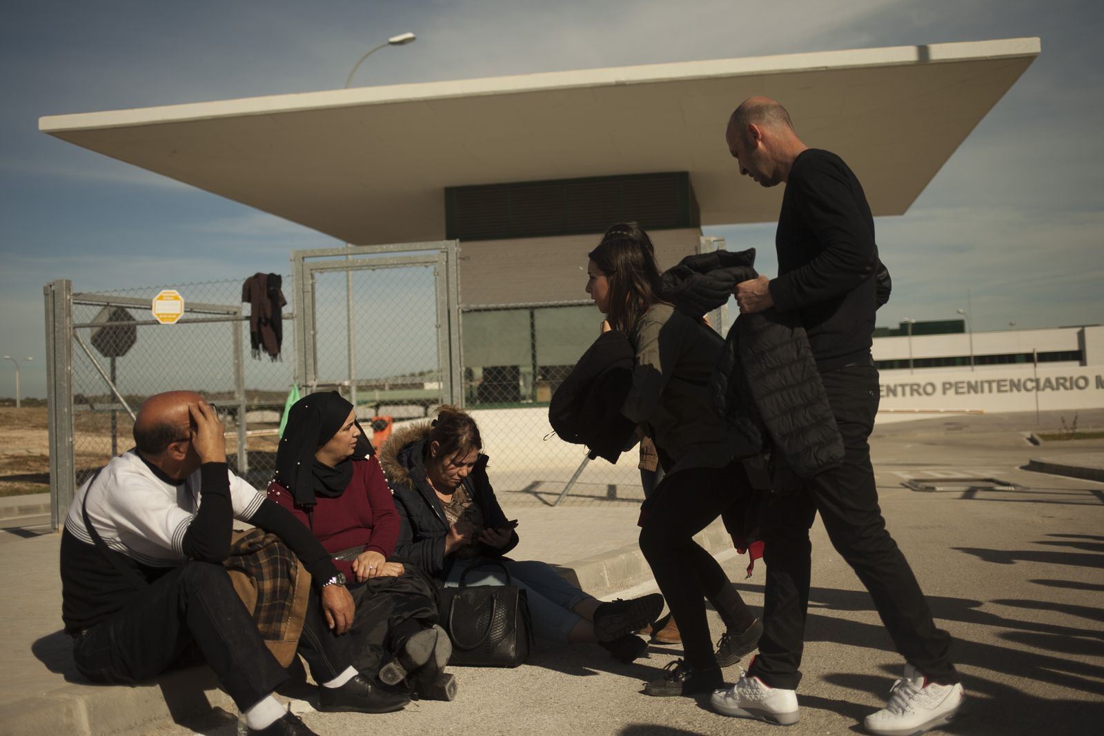 Manifestantes a las puertas de la futura prisión de Archidona en la que se encuentran internos unos 500 inmigrantes.