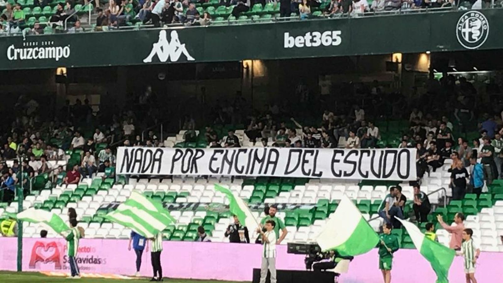 Pancarta en el Gol Sur del Benito Villamarín.