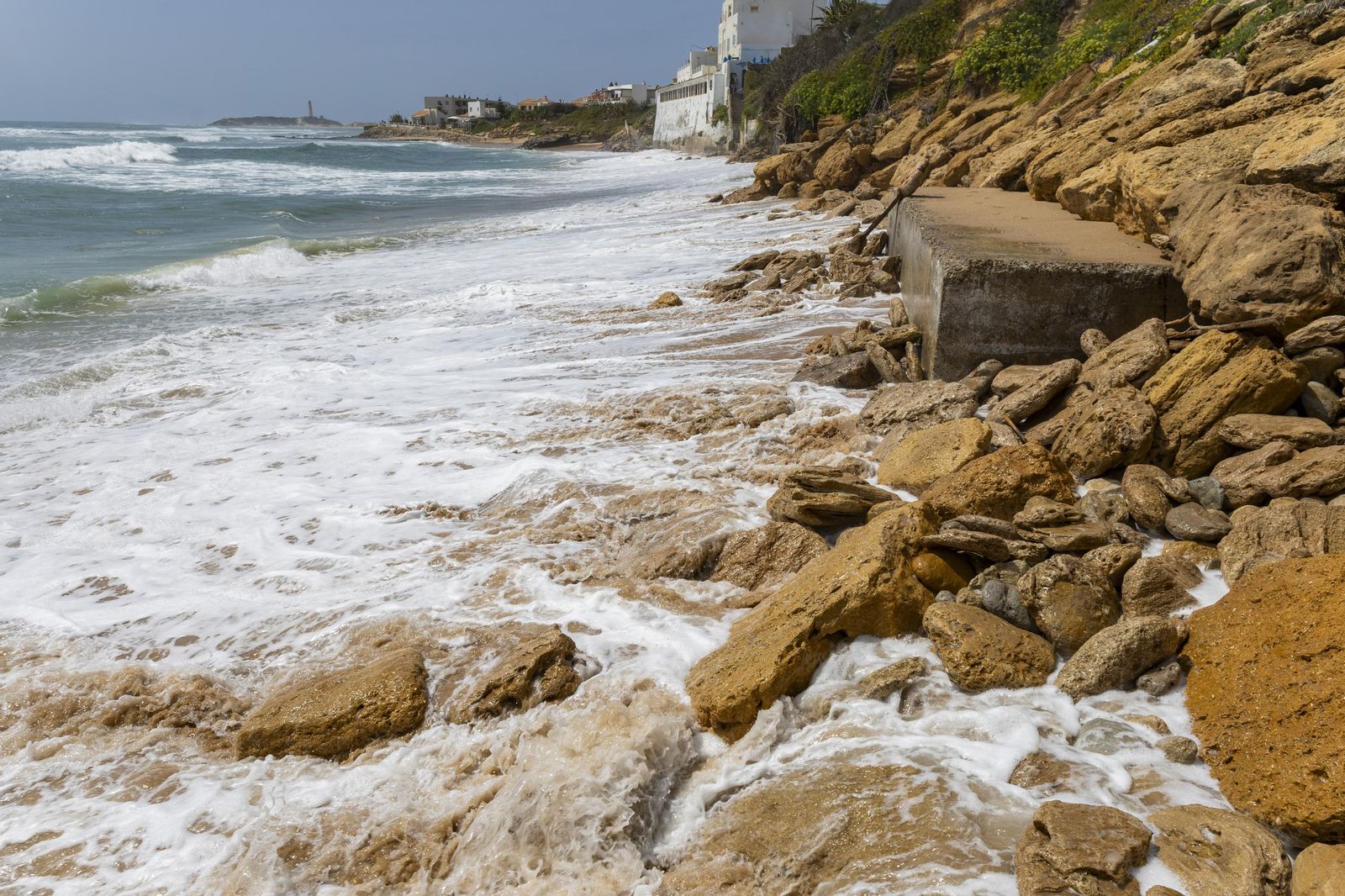Las imágenes de la playa de los Caños tras el fuerte oleaje